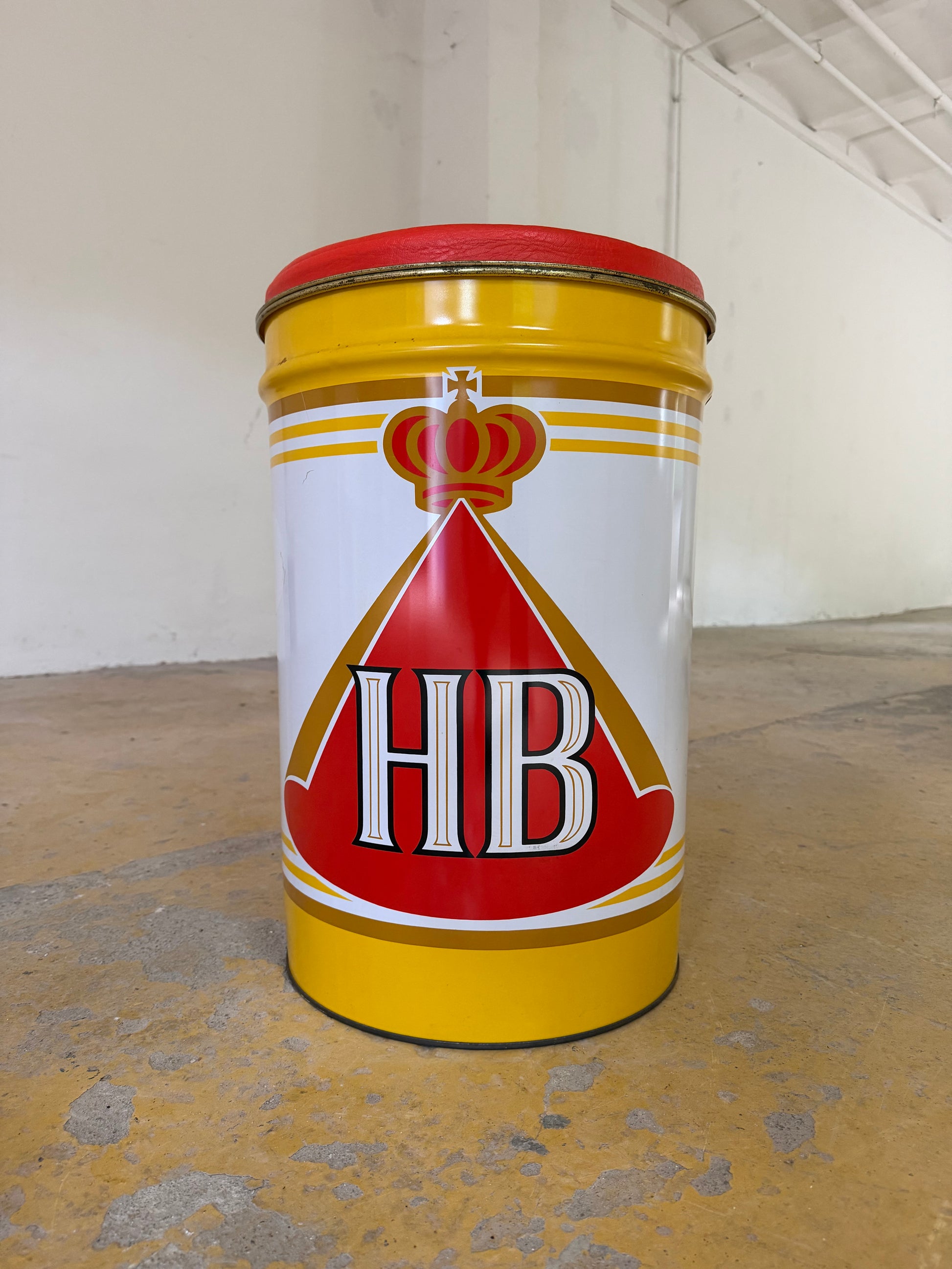 HB Sitztonne mit rotem Sitzpolster