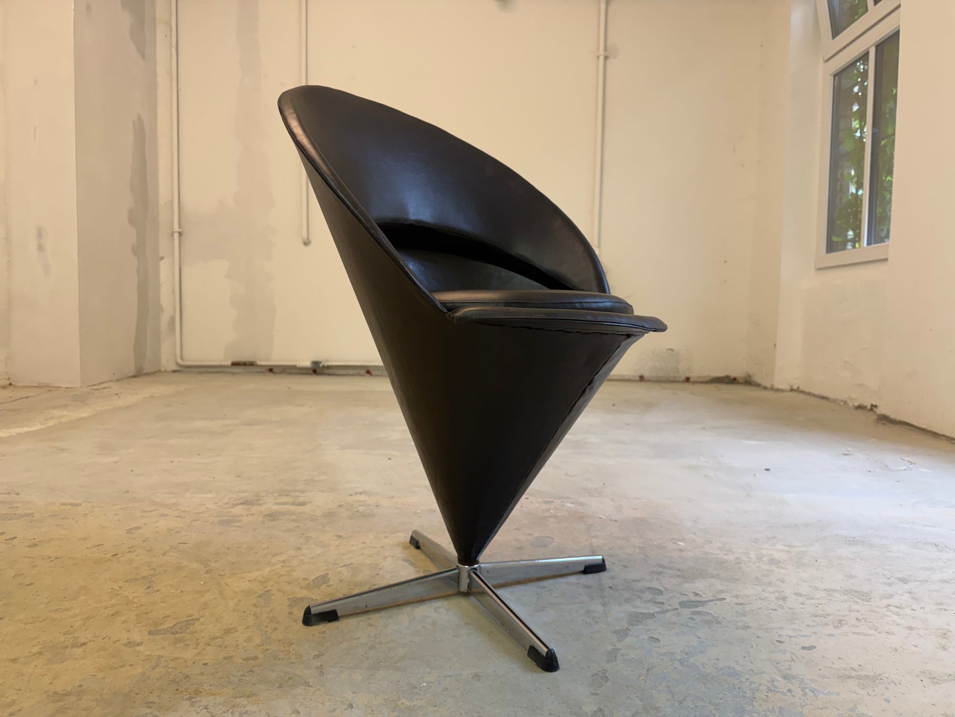 Cone Chair braunes Kunstleder von Verner Panton