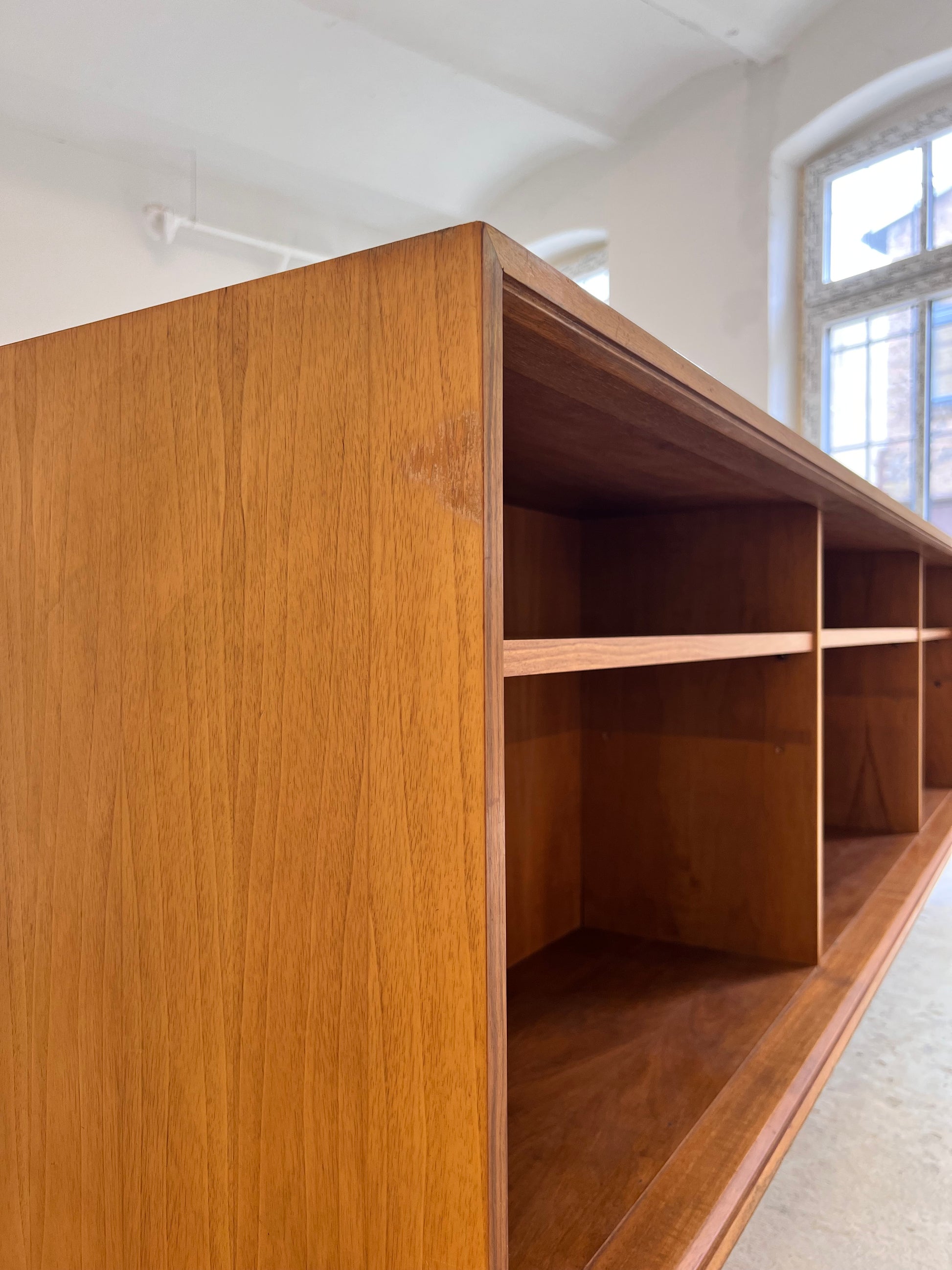 Sideboard Regal Nussbaum mit neuen Chromfüßen