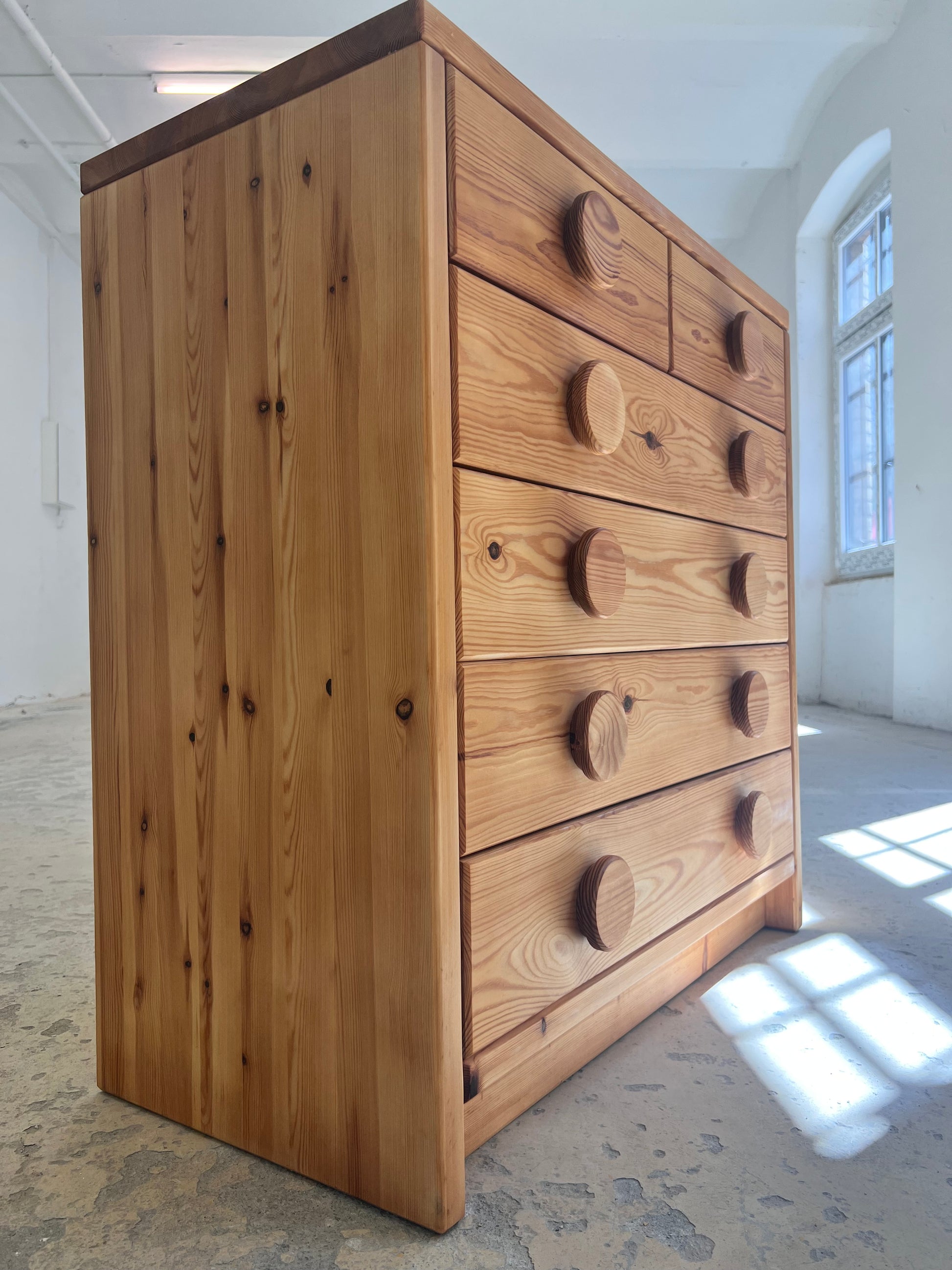 Kommode Massivholz helle Kiefer mit runden Griffen aus Dänemark