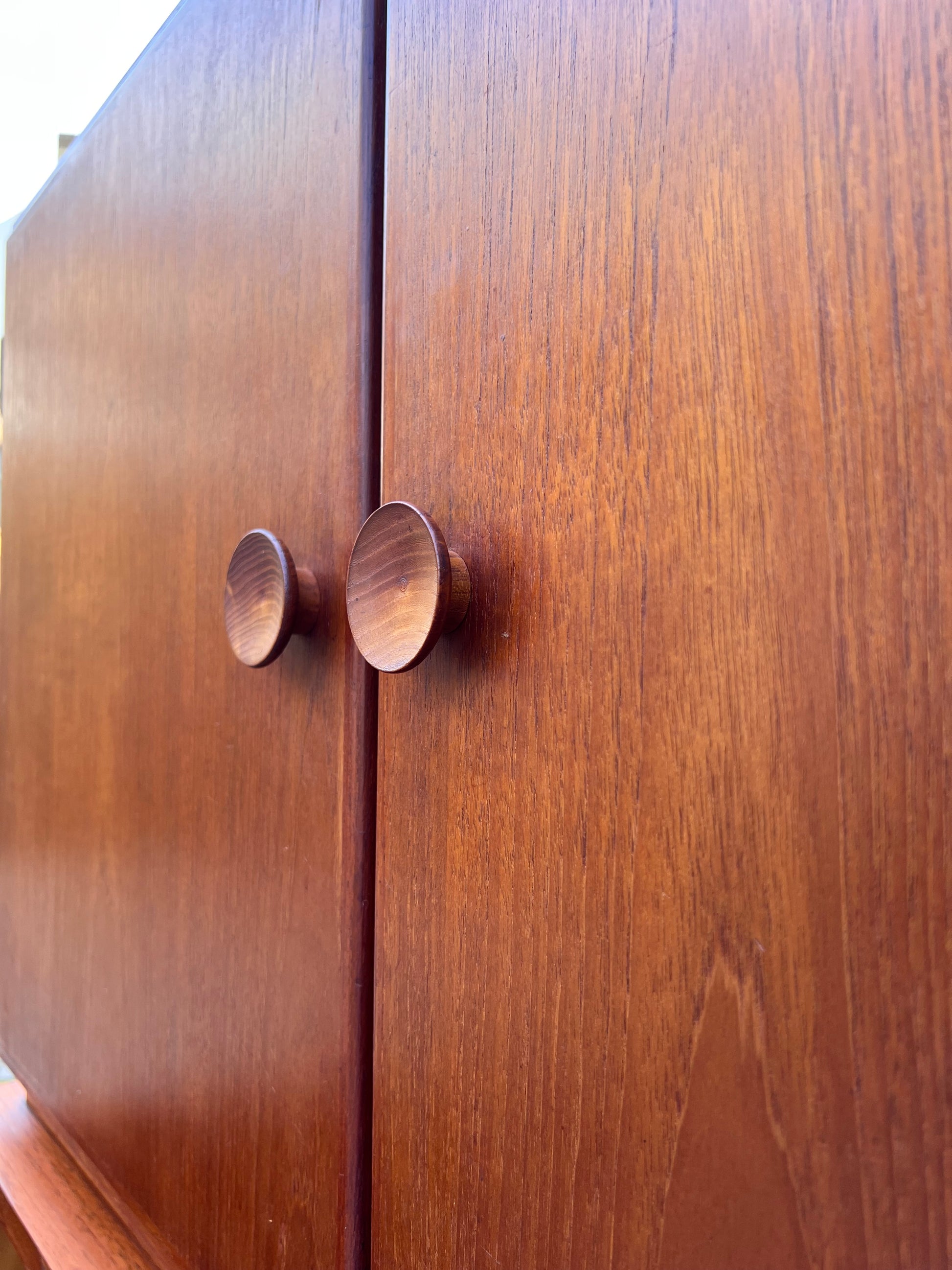 Highboard Teak mit runden Griffen