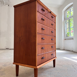 Kommode Teak mit Muschelgriffen & Schloss aus Dänemark