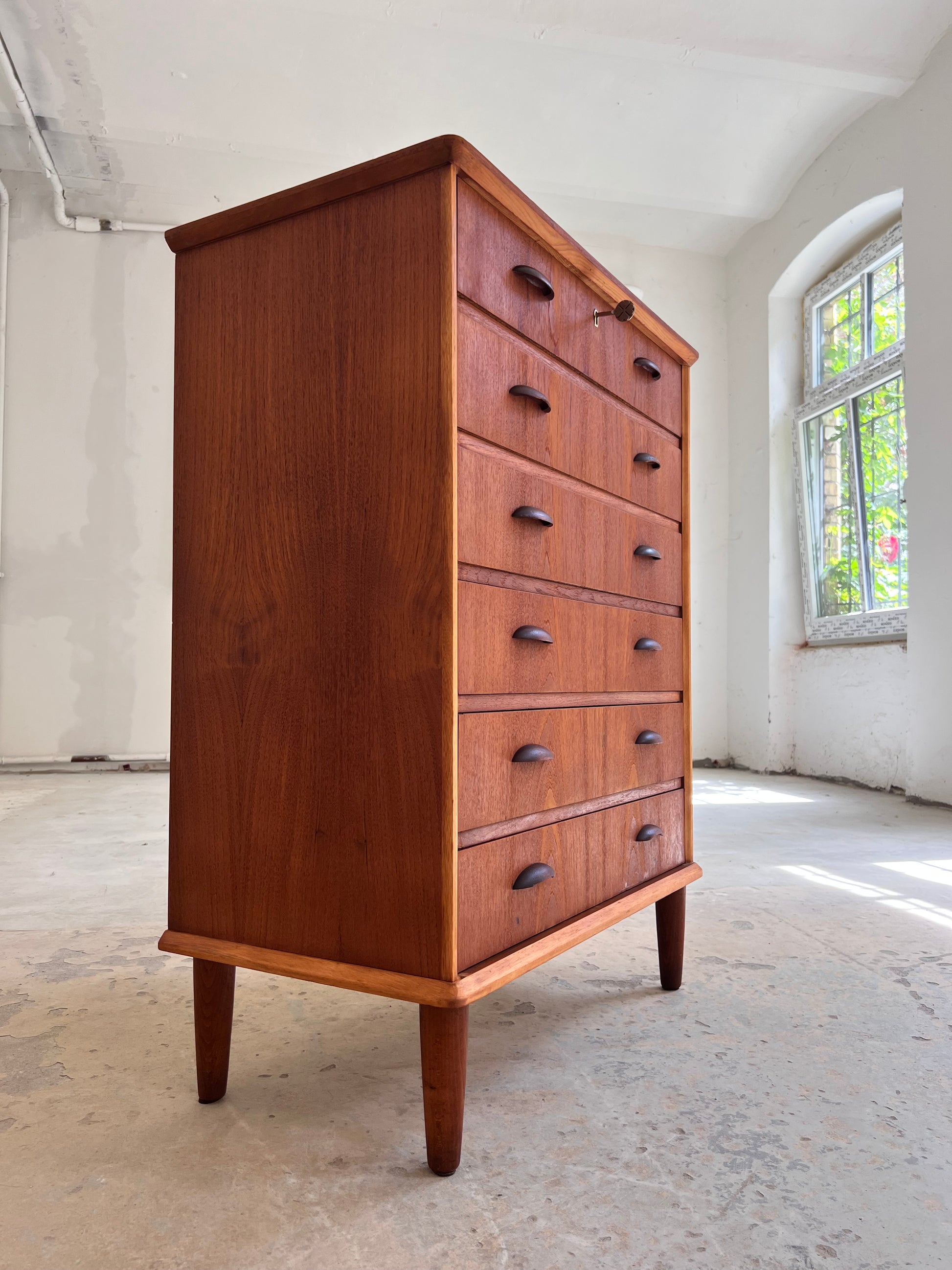Kommode Teak mit Muschelgriffen & Schloss aus Dänemark