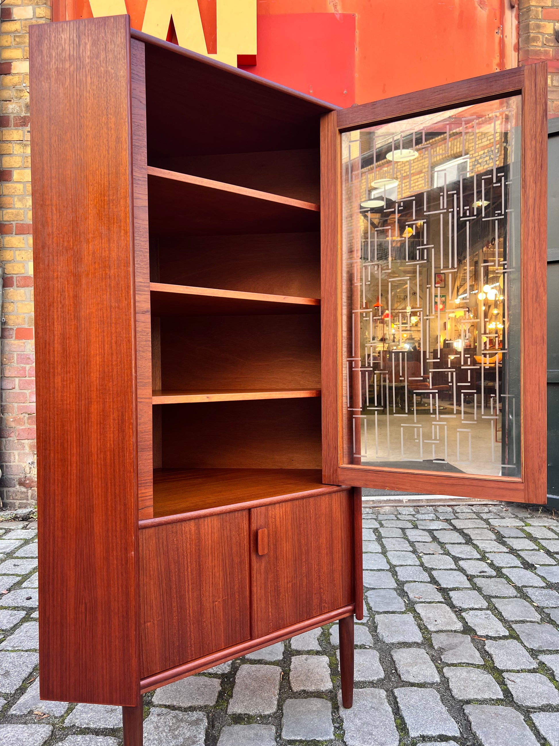Eckschrank Teak mit Glastür und Schloss