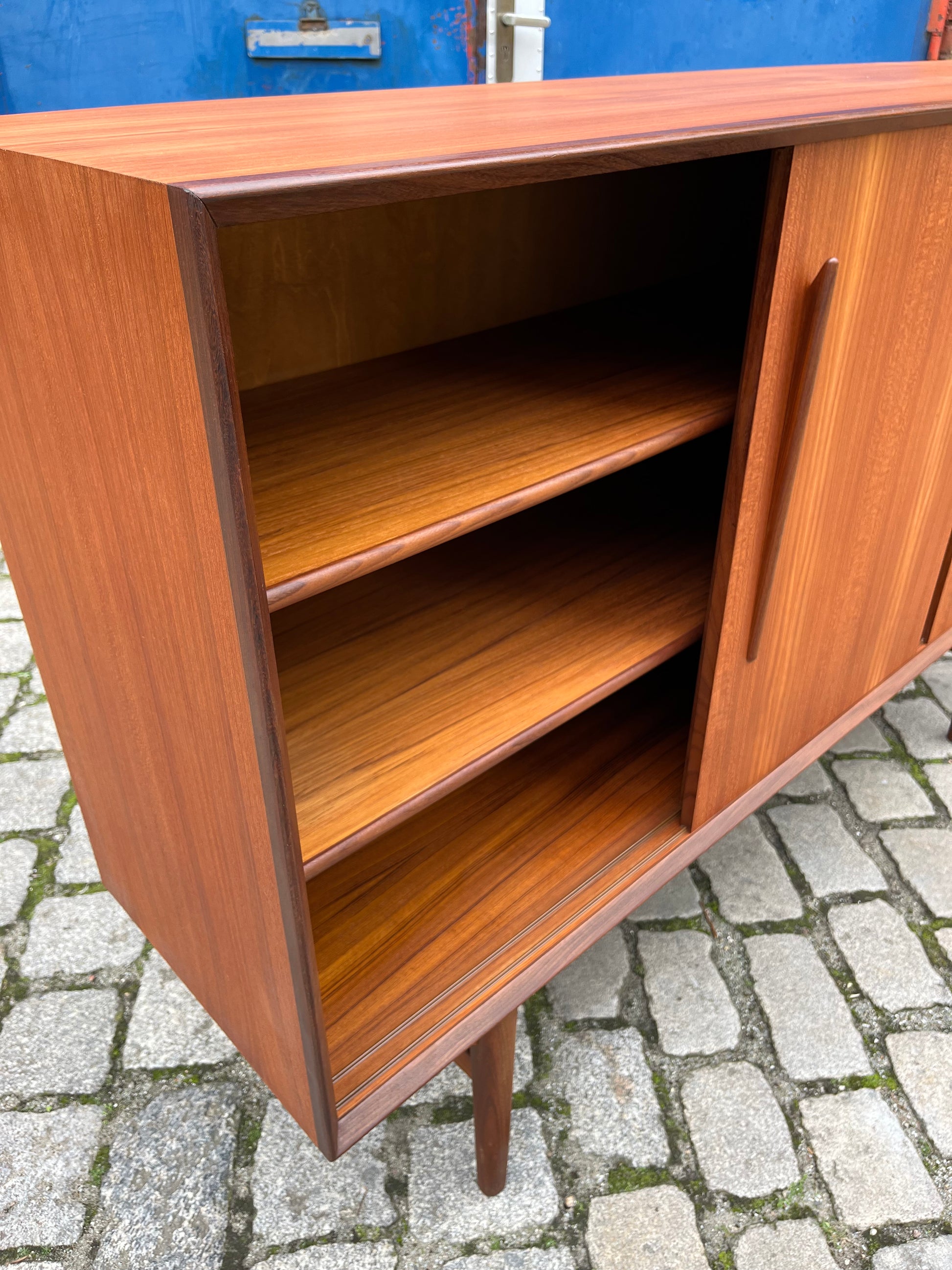 Highboard Teak mit schrägen Griffen aus Dänemark