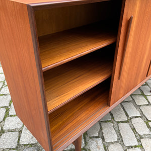 Highboard Teak mit schrägen Griffen aus Dänemark