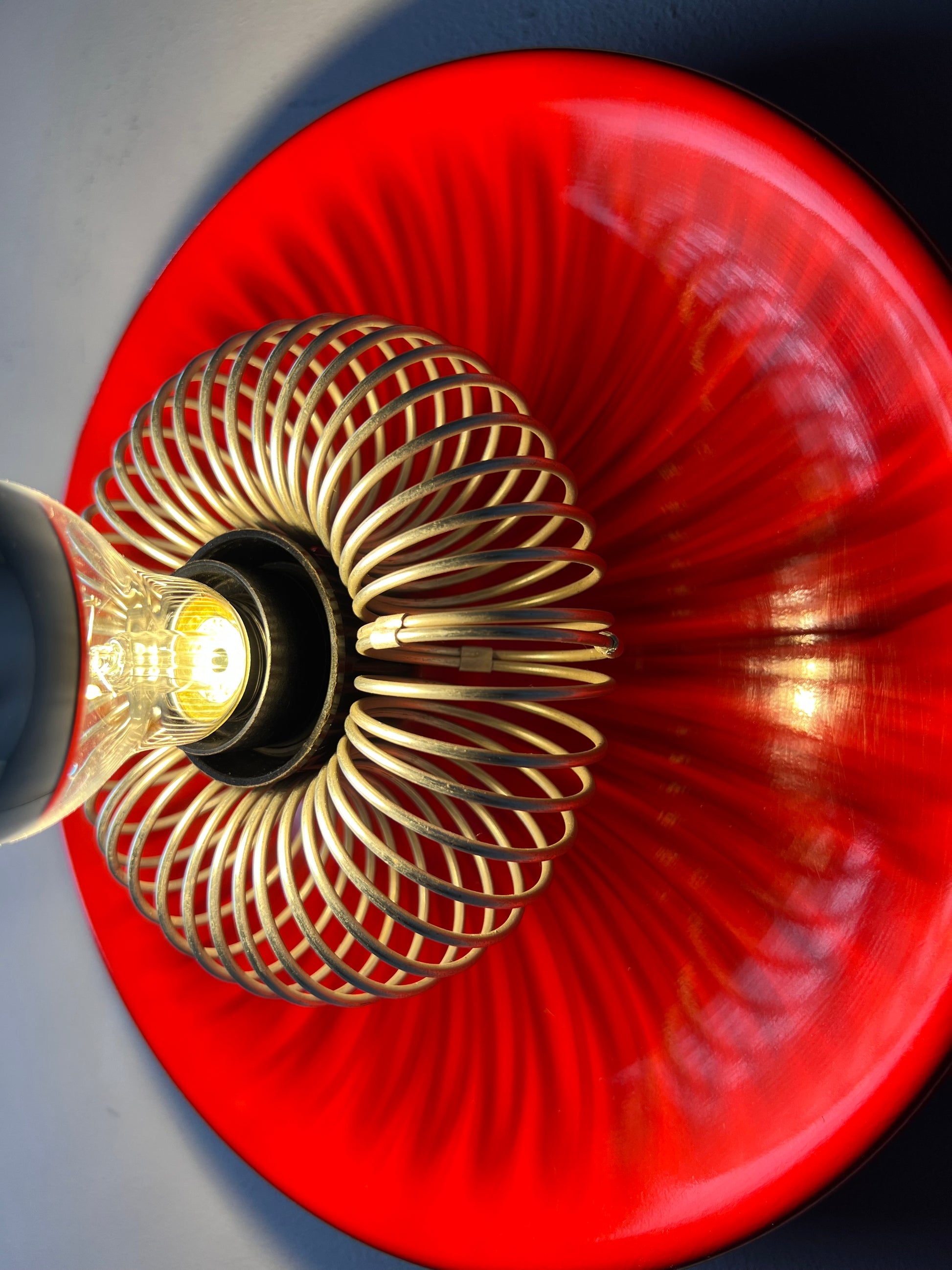 Decken-oder Wandlampe rot mit Sprirale von Elektromfem ISZ