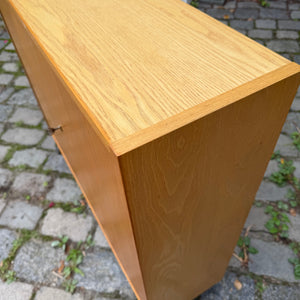 Schrank Typ 605 Esche mit neuen Chromfüßen von Hellerau