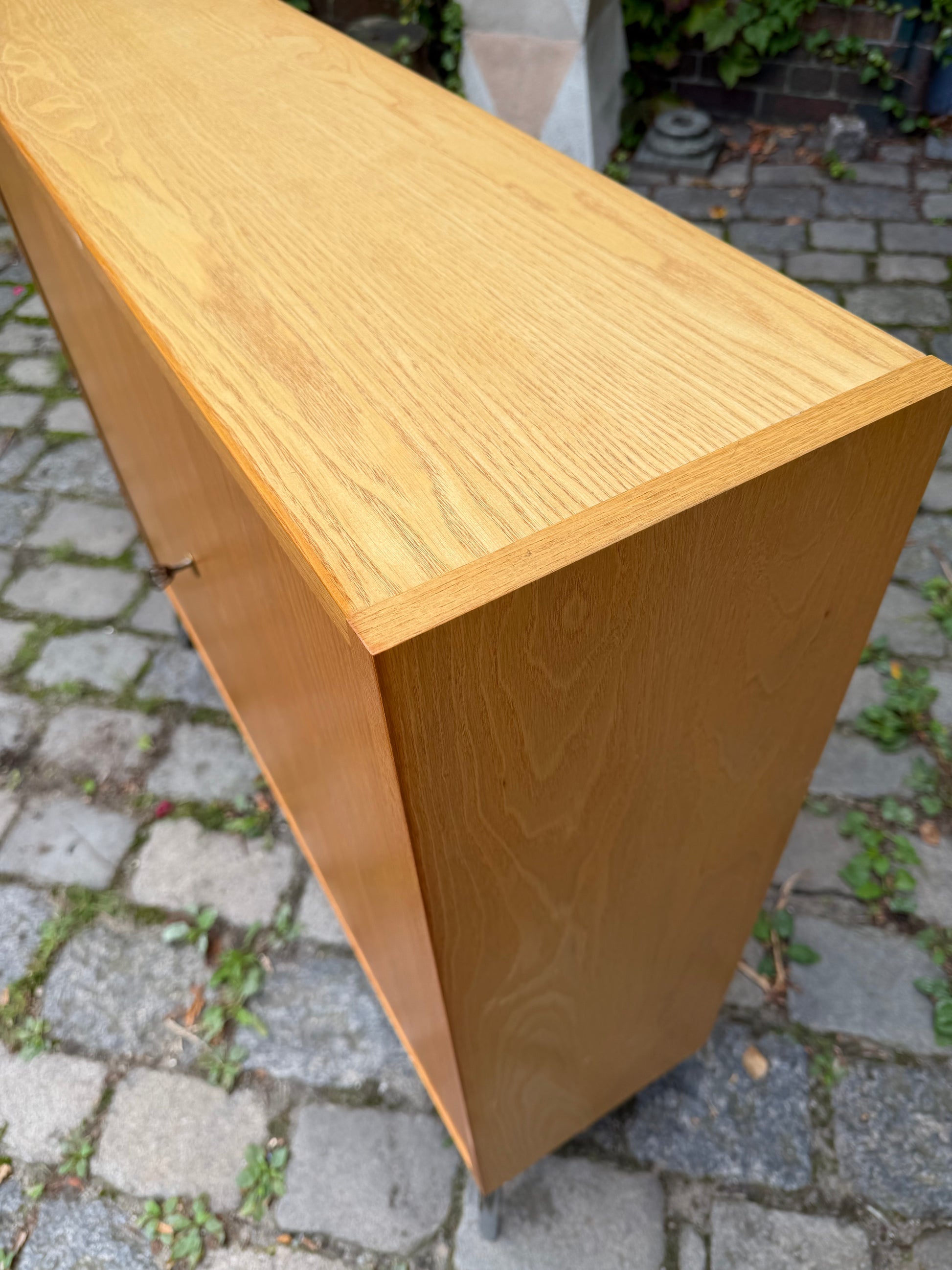 Schrank Typ 605 Esche mit neuen Chromfüßen von Hellerau