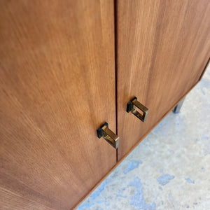 Schrank Esche mit neuen Chromfüßen