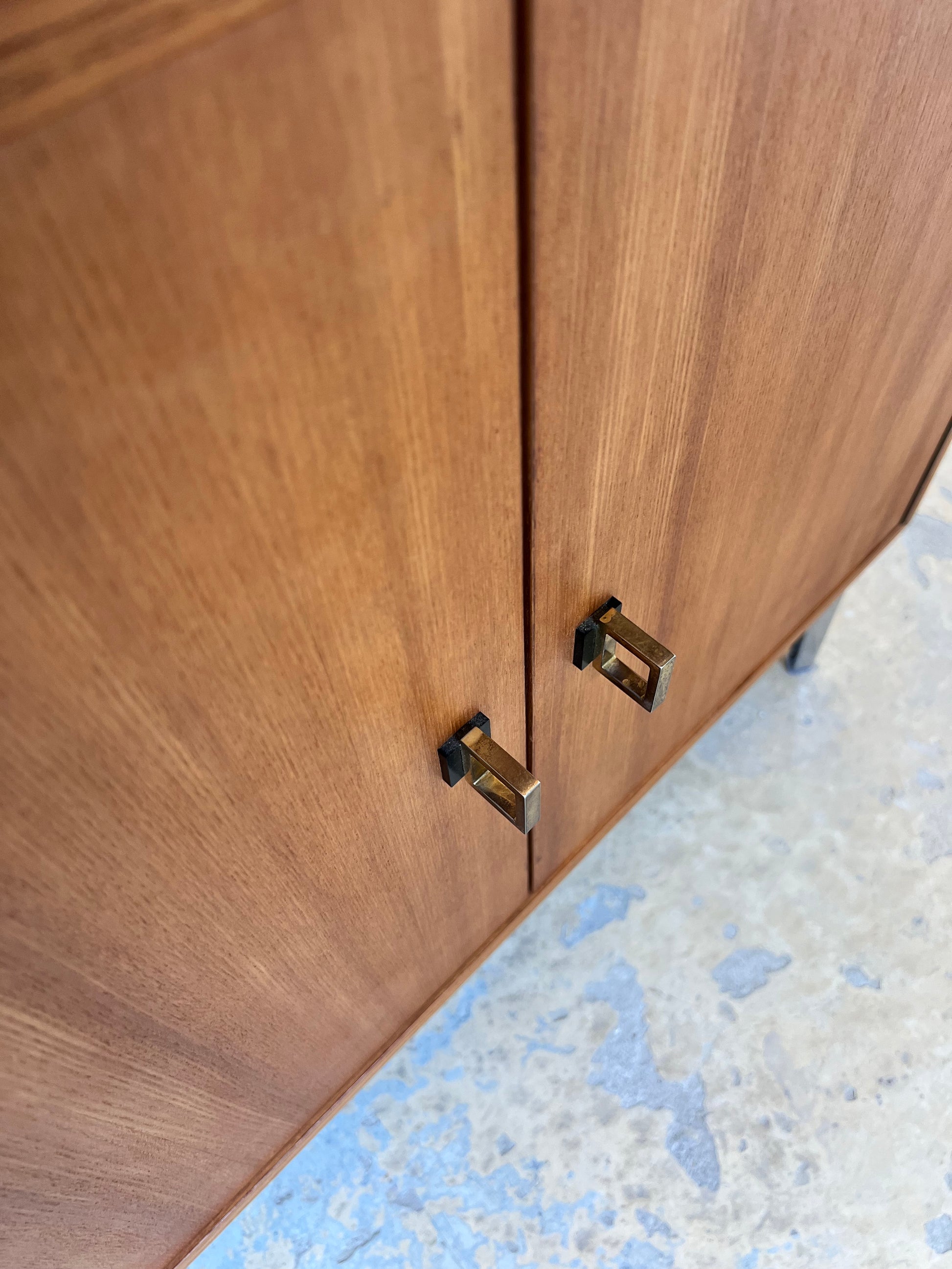 Schrank Esche mit neuen Chromfüßen