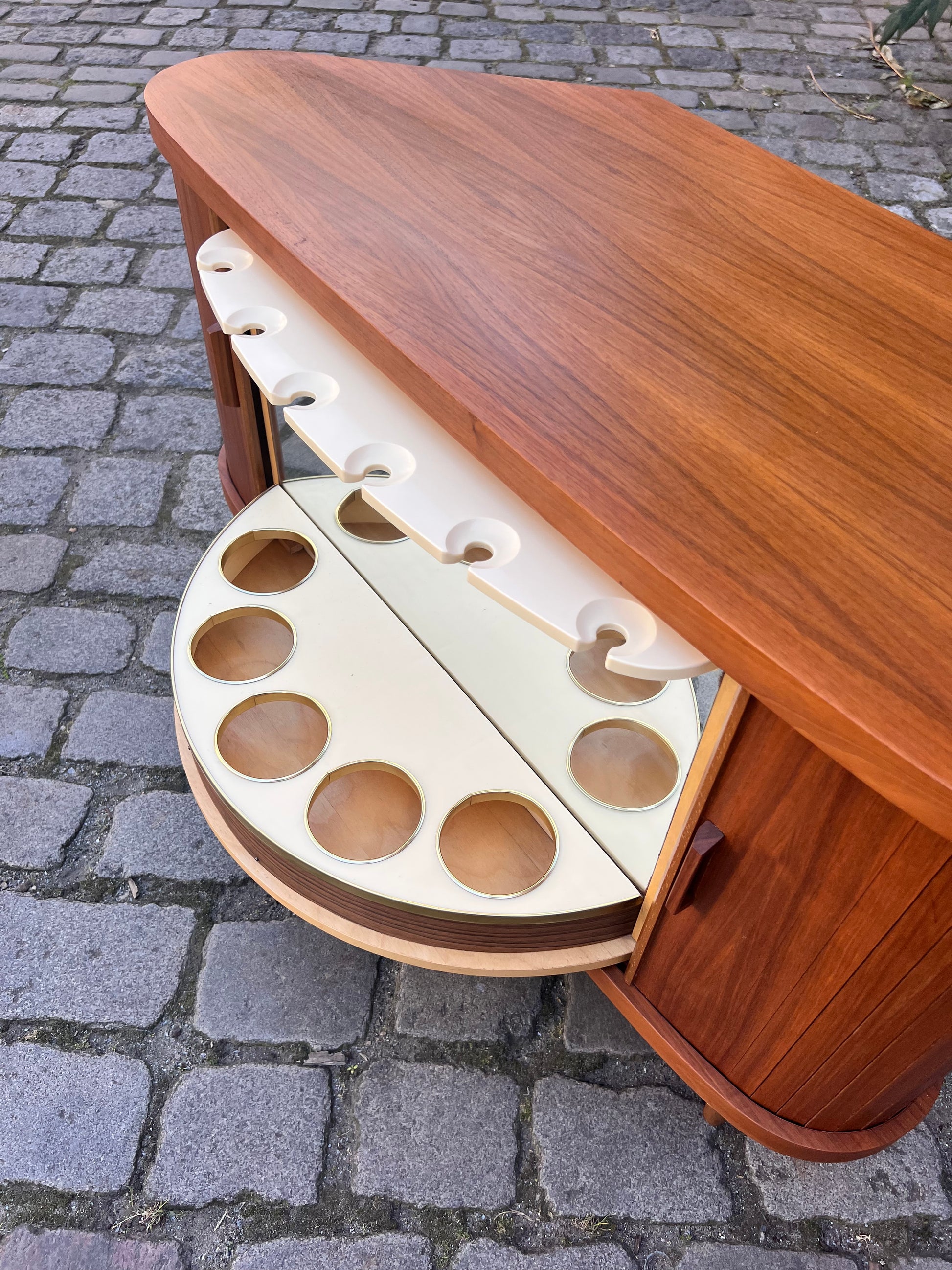 Eckbar Nussbaum mit drehbarem Regal