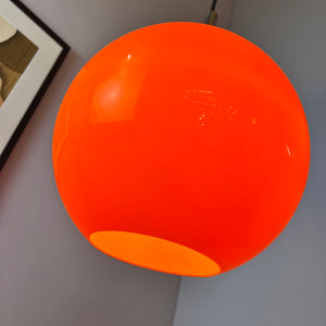 Große Kugellampe orange Kunststoff mit Chromstab