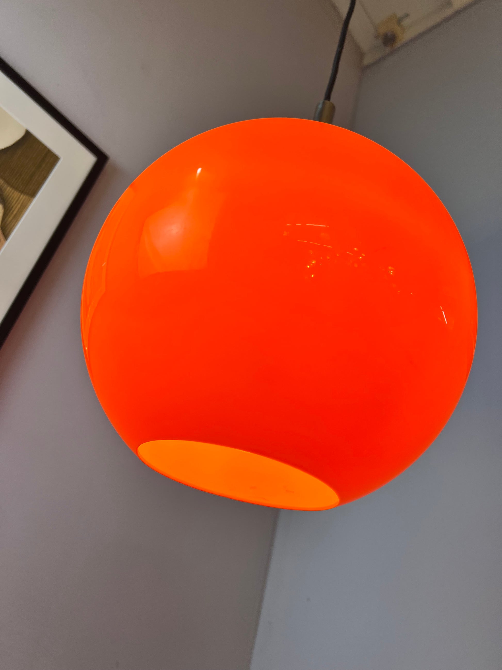 Große Kugellampe orange Kunststoff mit Chromstab