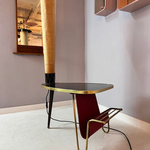 Tisch mit Stehlampe