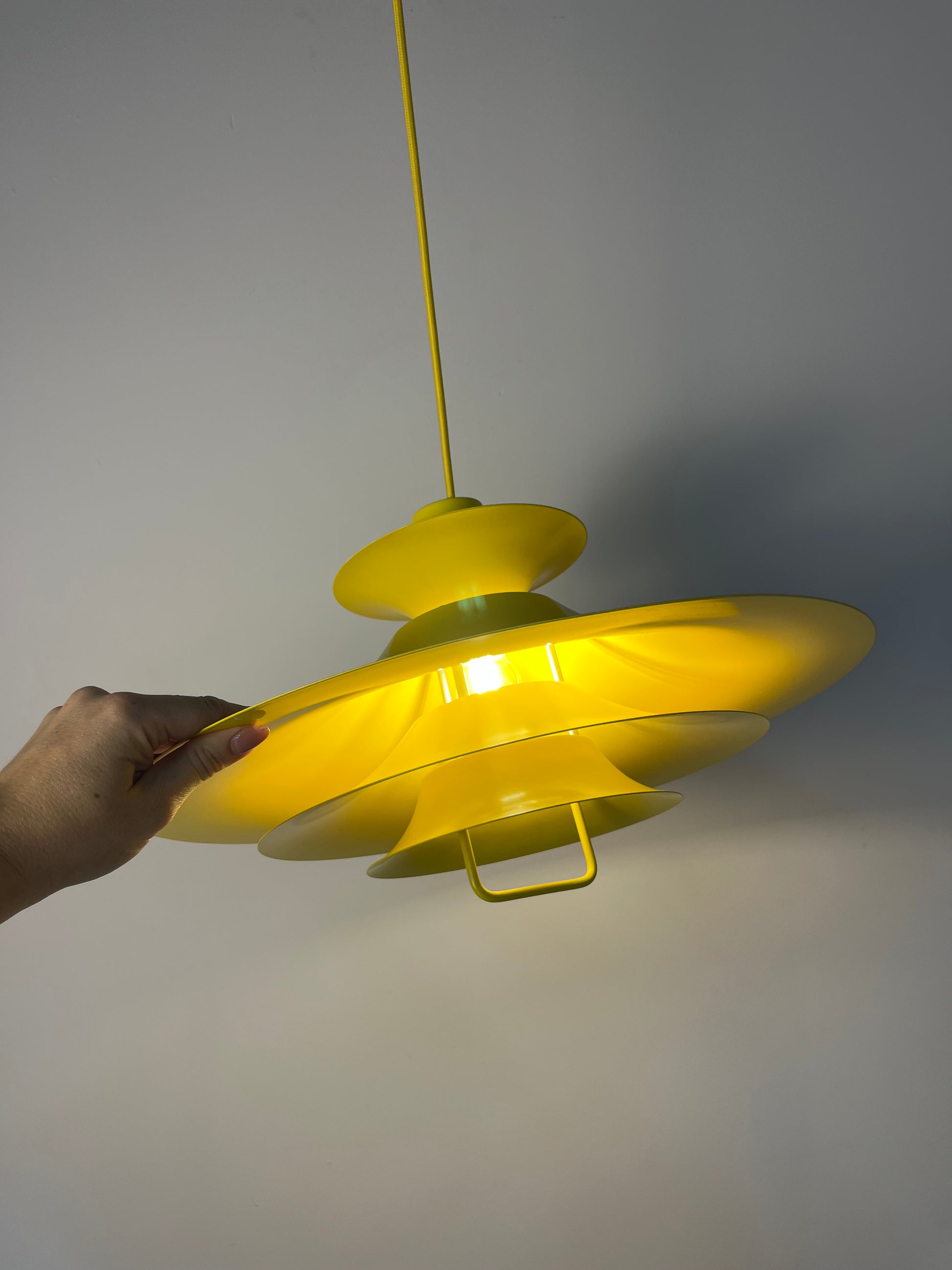 Lamellenlampe neu lackiert gelb aus Dänemark
