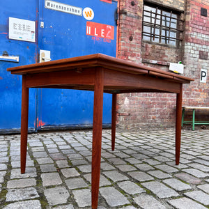 Esstisch Teak ausziehbar mit trapezförmigen Tischblättern