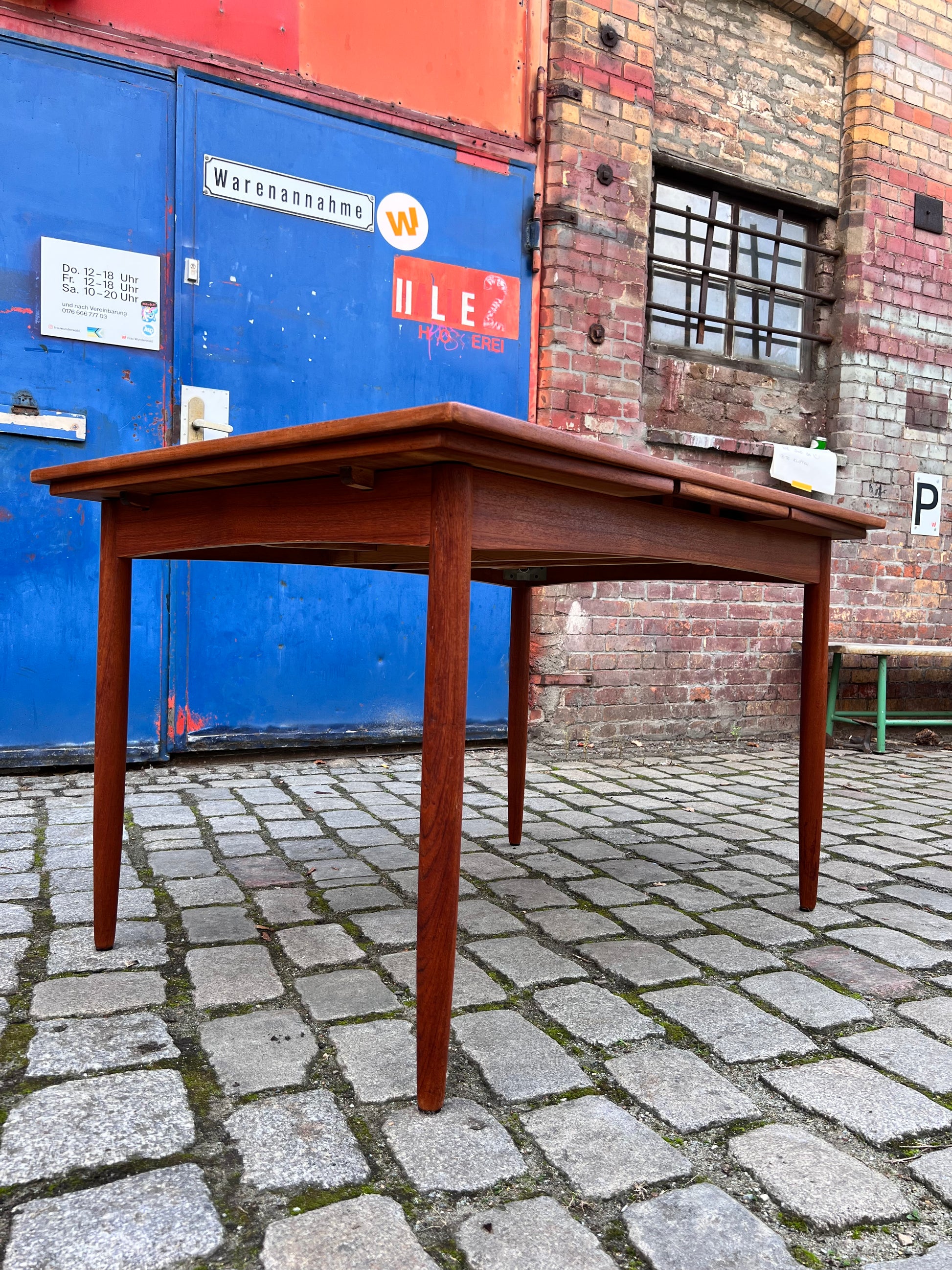 Esstisch Teak ausziehbar mit trapezförmigen Tischblättern