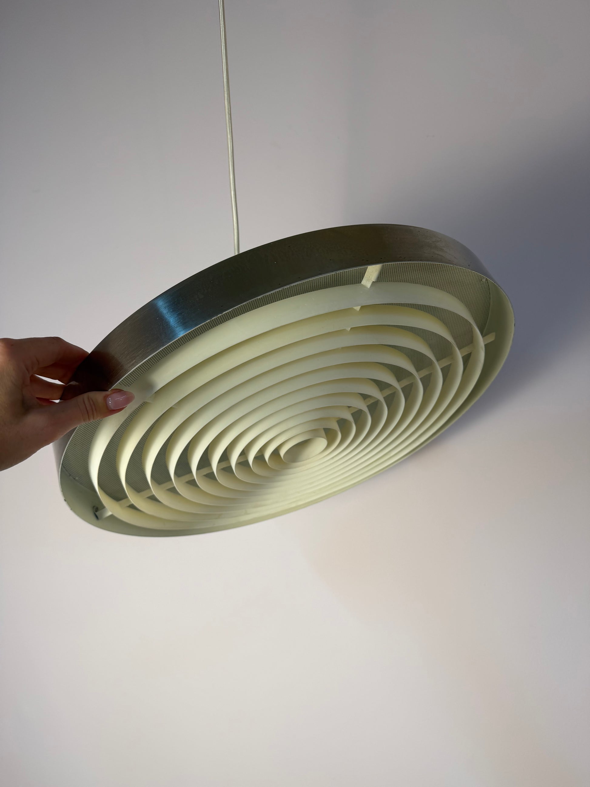 Hängelampe silber weiß mit Gitteroptik aus Dänemark