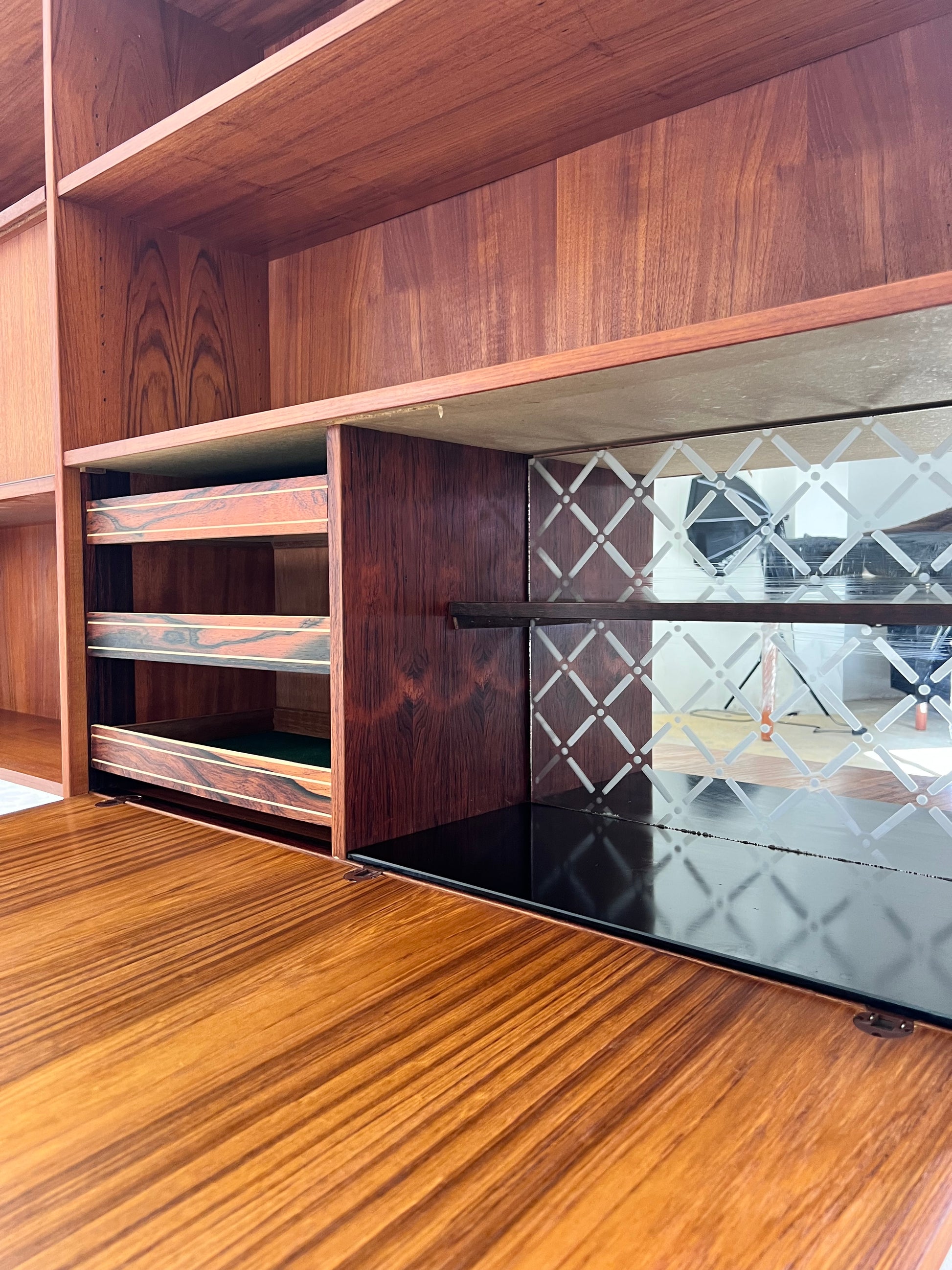 Regal auf Hairpinlegs aus Dänemark