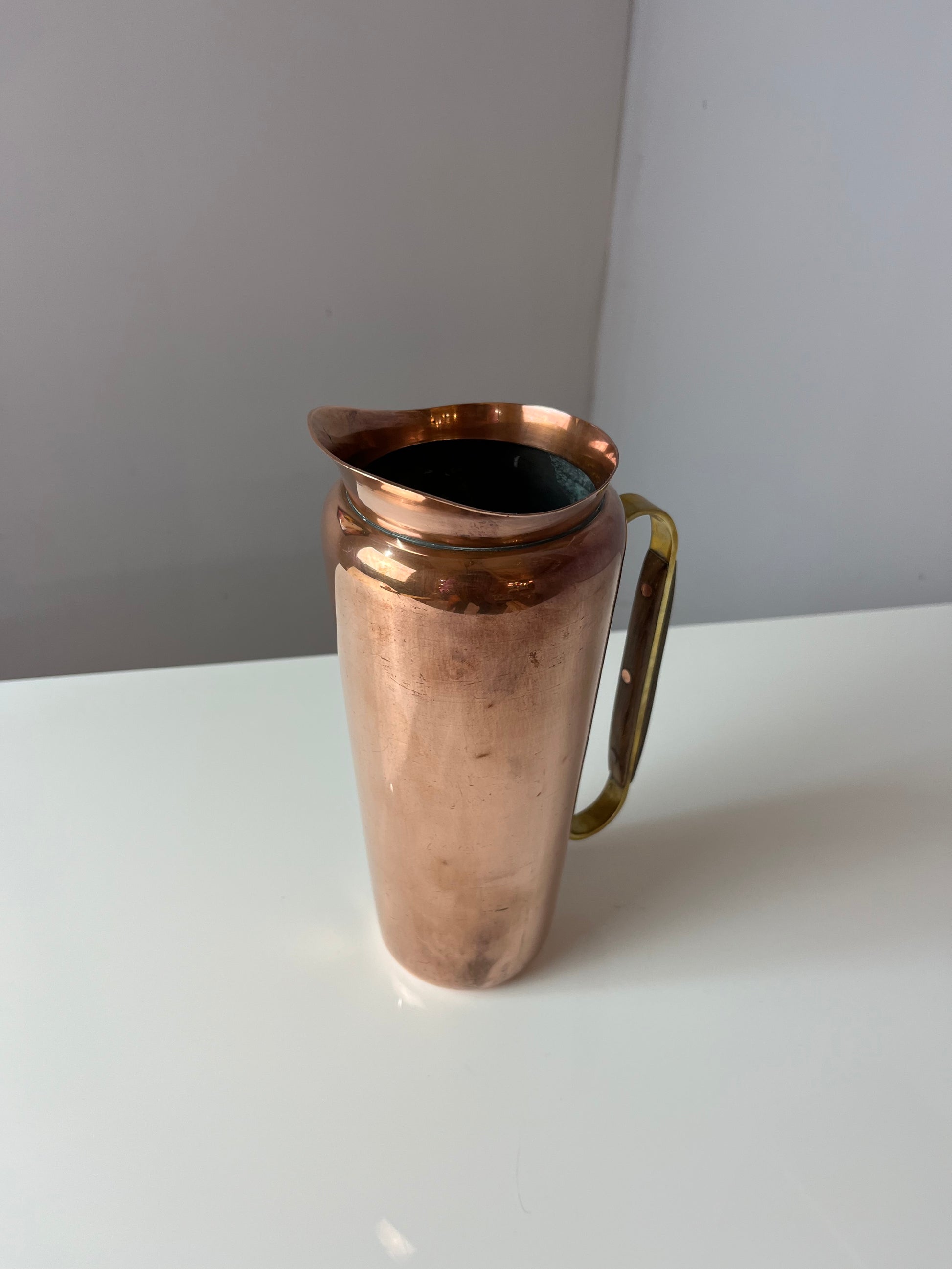 Krug Kupfer mit Holzgriff