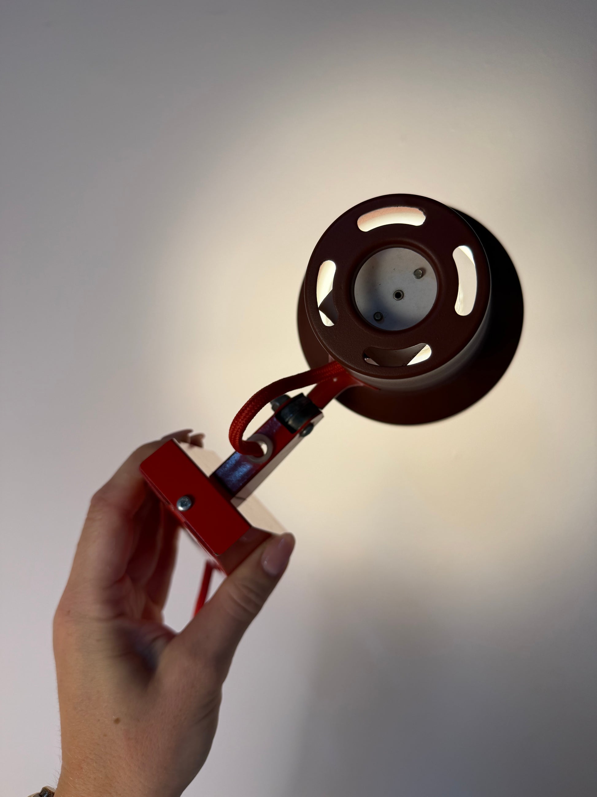 Wandlampe rot neu lackiert von Luxo