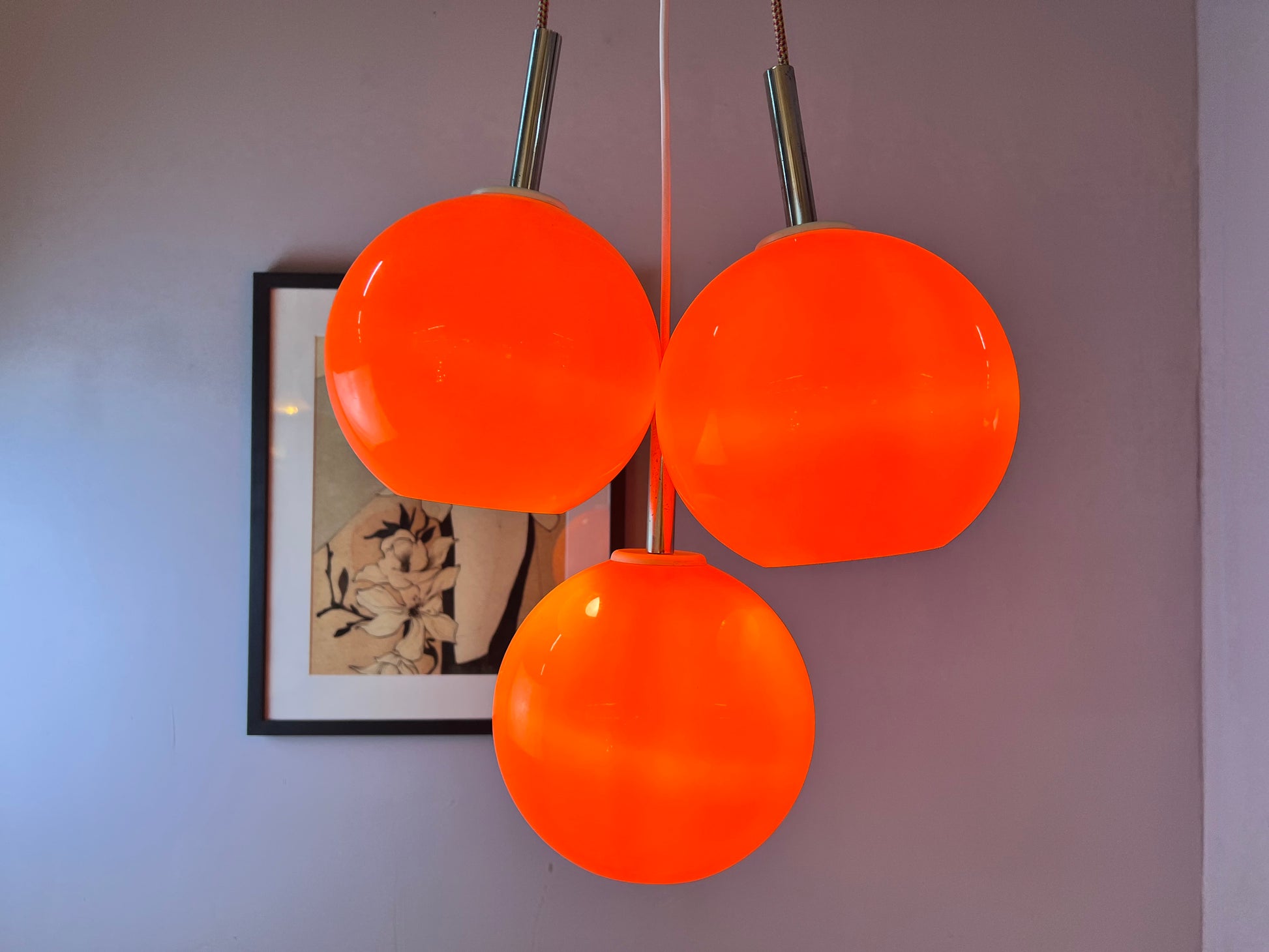 Kleine Kugellampe orange Kunststoff mit Chromstab