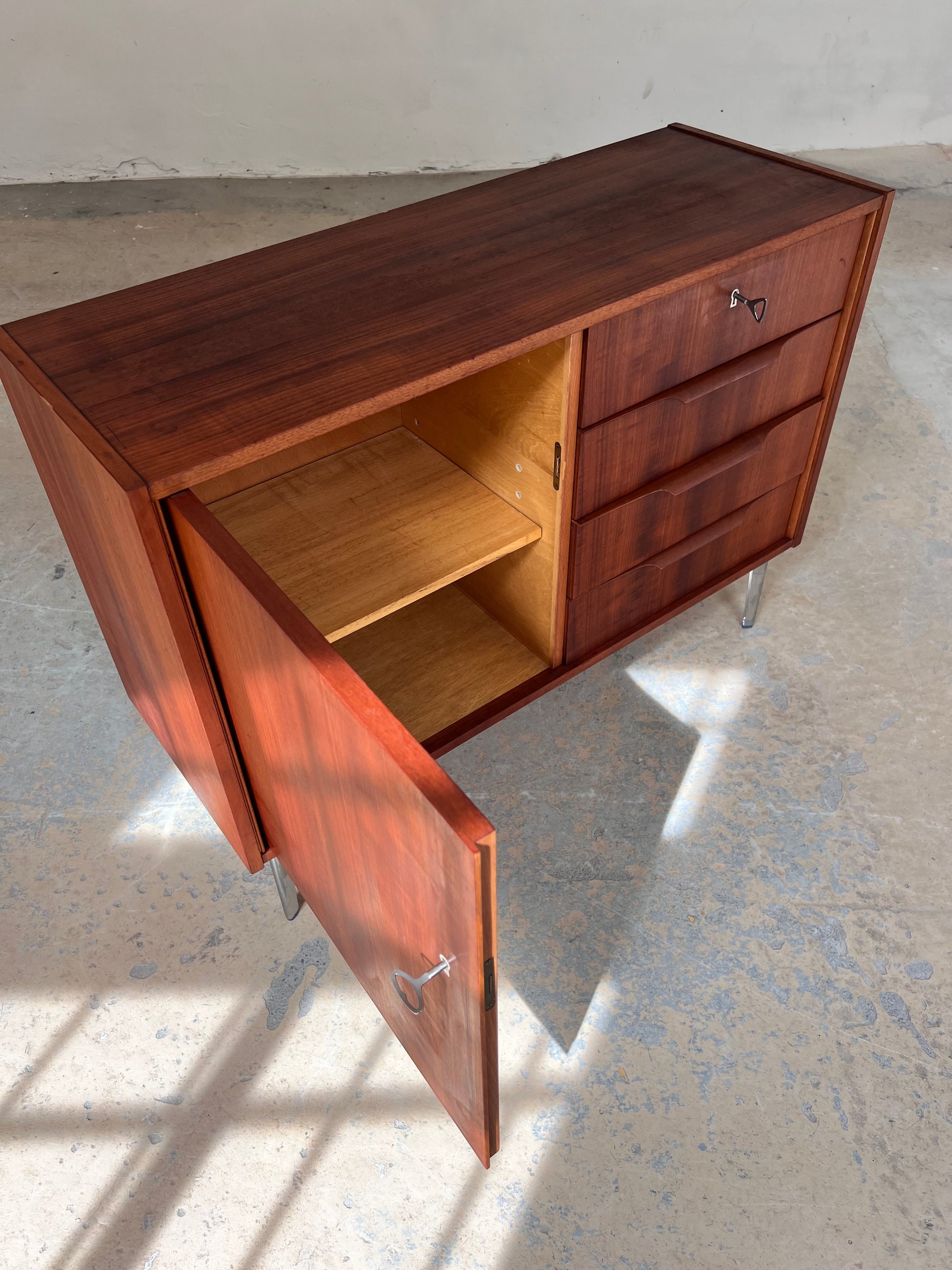 Kommode Teak mit neuen Chromfüßen von Werner Ortlepp