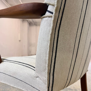 Armlehnstuhl mit paspeliertem Polster aus Dänemark