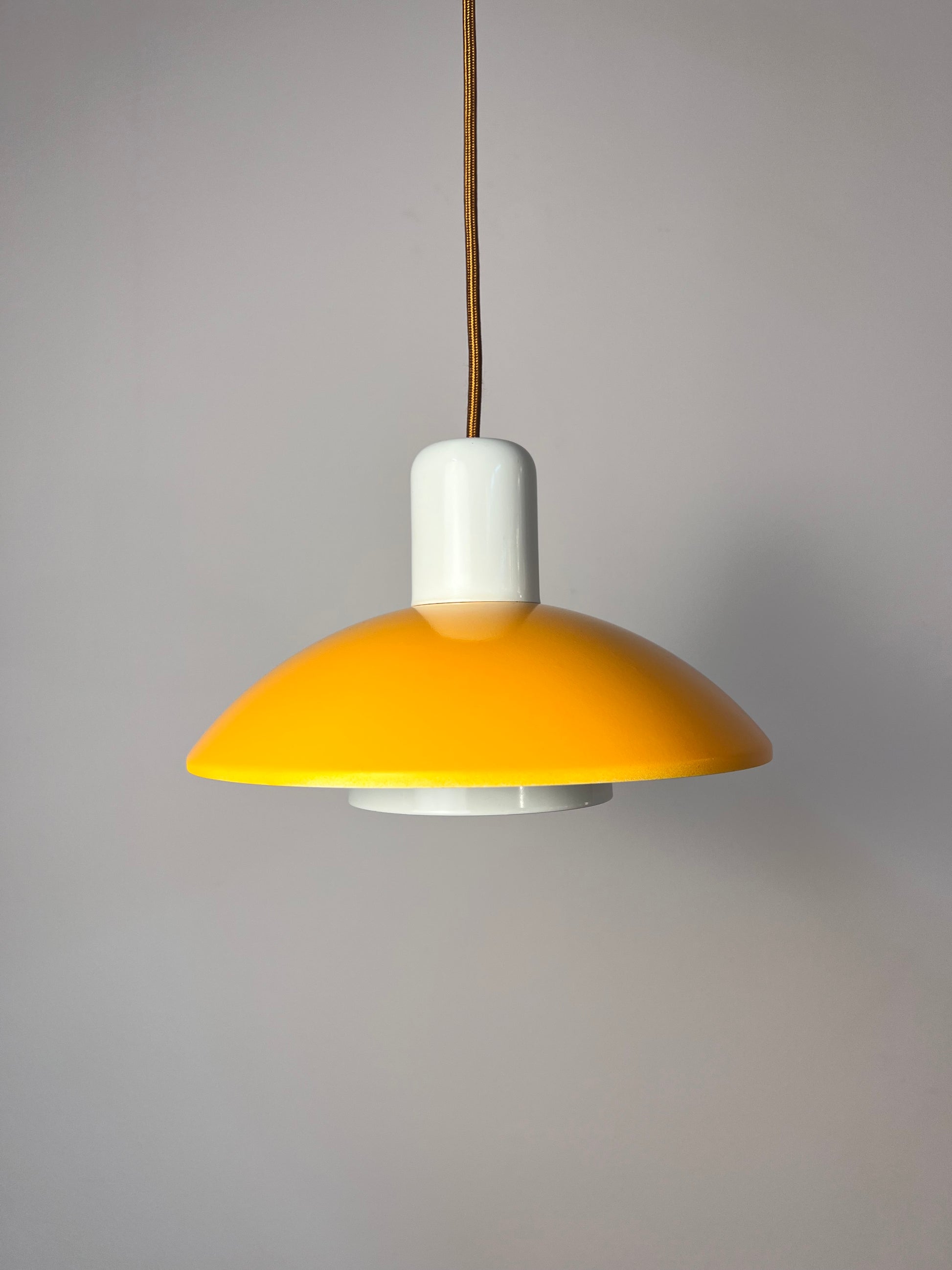 Lamellenlampe Typ 827 teils neu lackiert gelb weiß von Horn