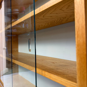 Vitrine Esche mit hellblauer Rückwand & neuen Chromfüßen von Hellerau