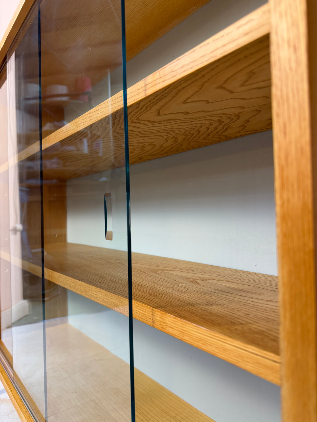 Vitrine Esche mit hellblauer Rückwand & neuen Chromfüßen von Hellerau