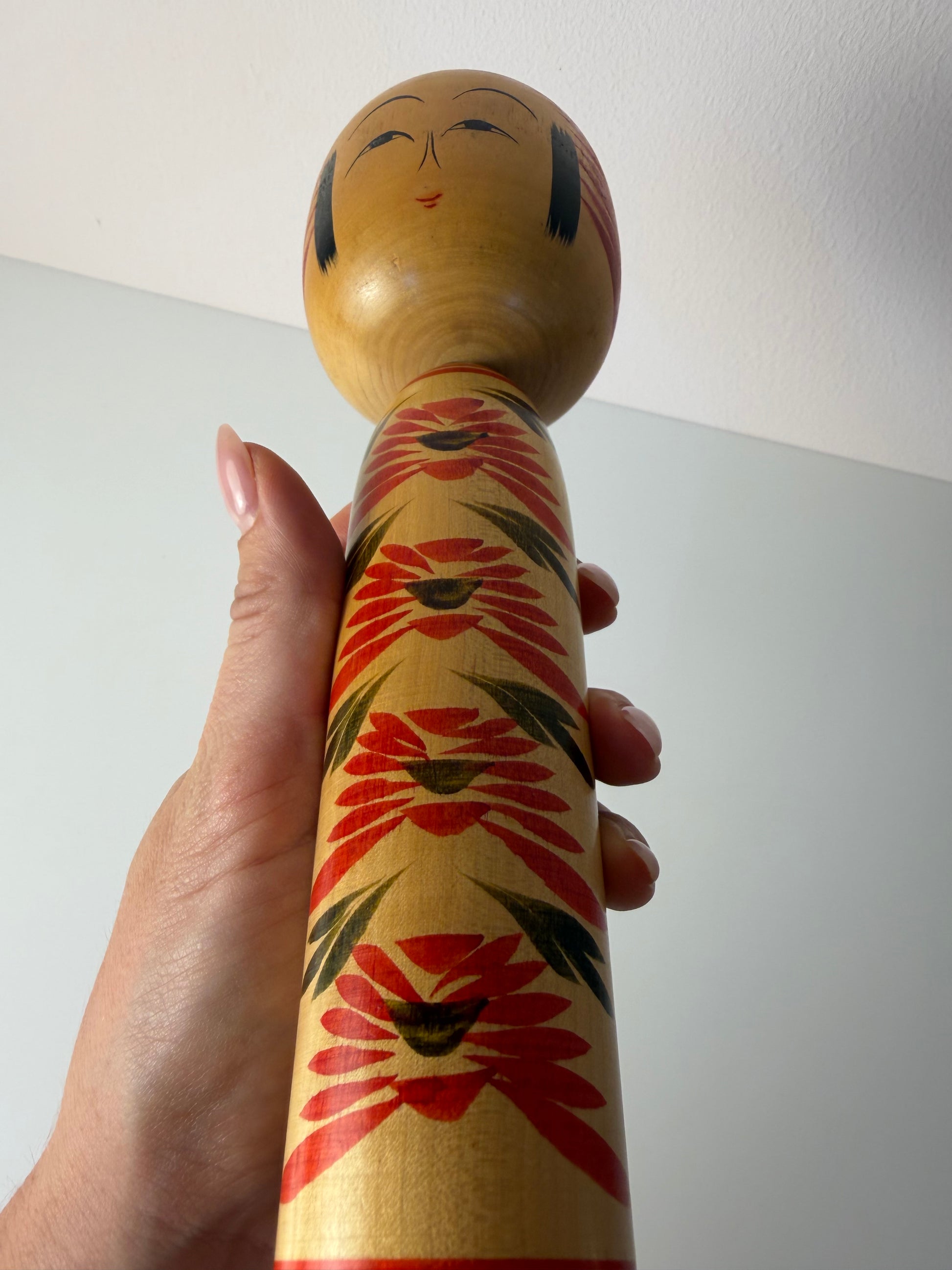 Japanische Kokeshi Holzfigur handbemalt