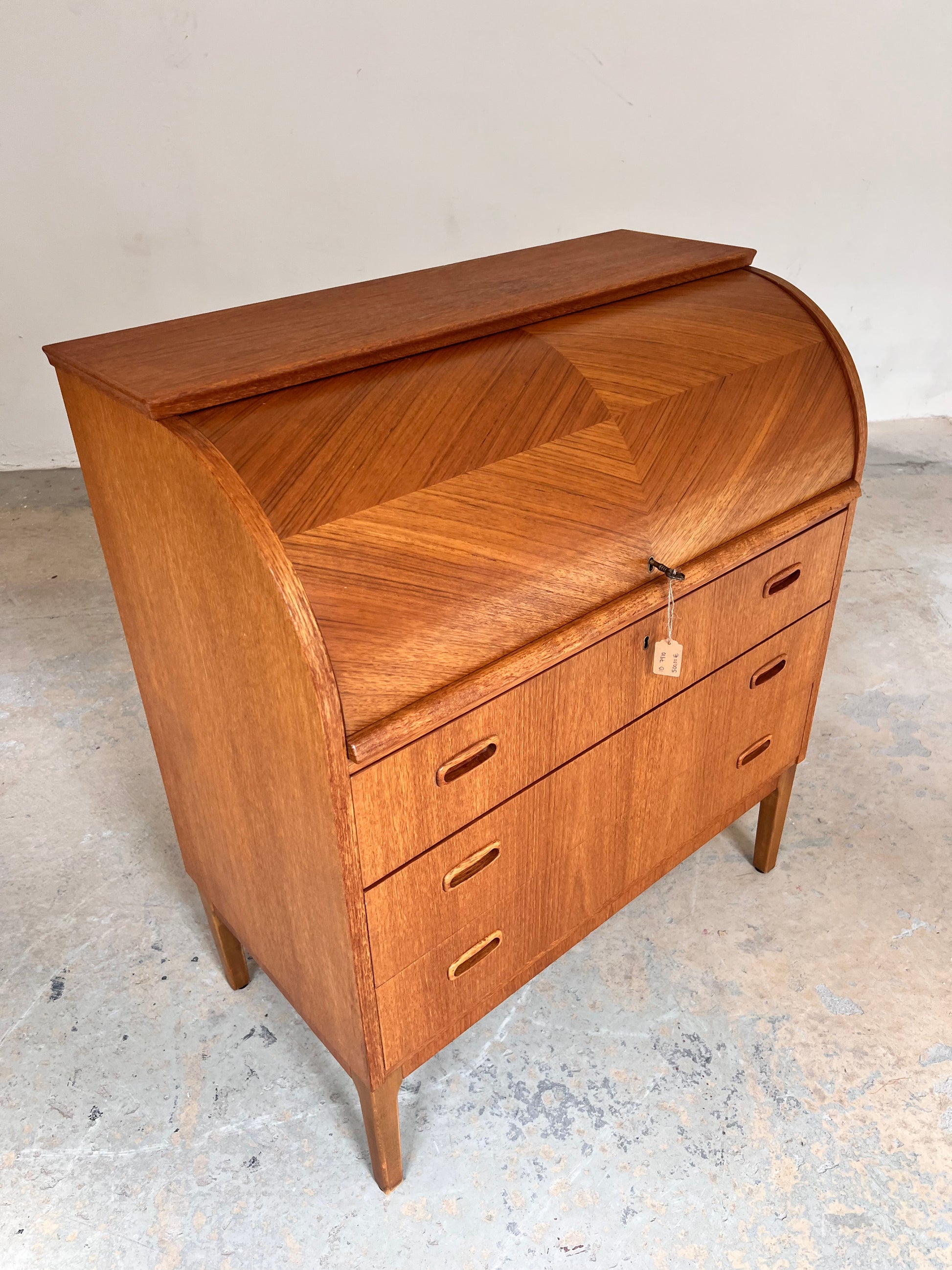 Sekretär Teak halbrund mit Schloss aus Dänemark