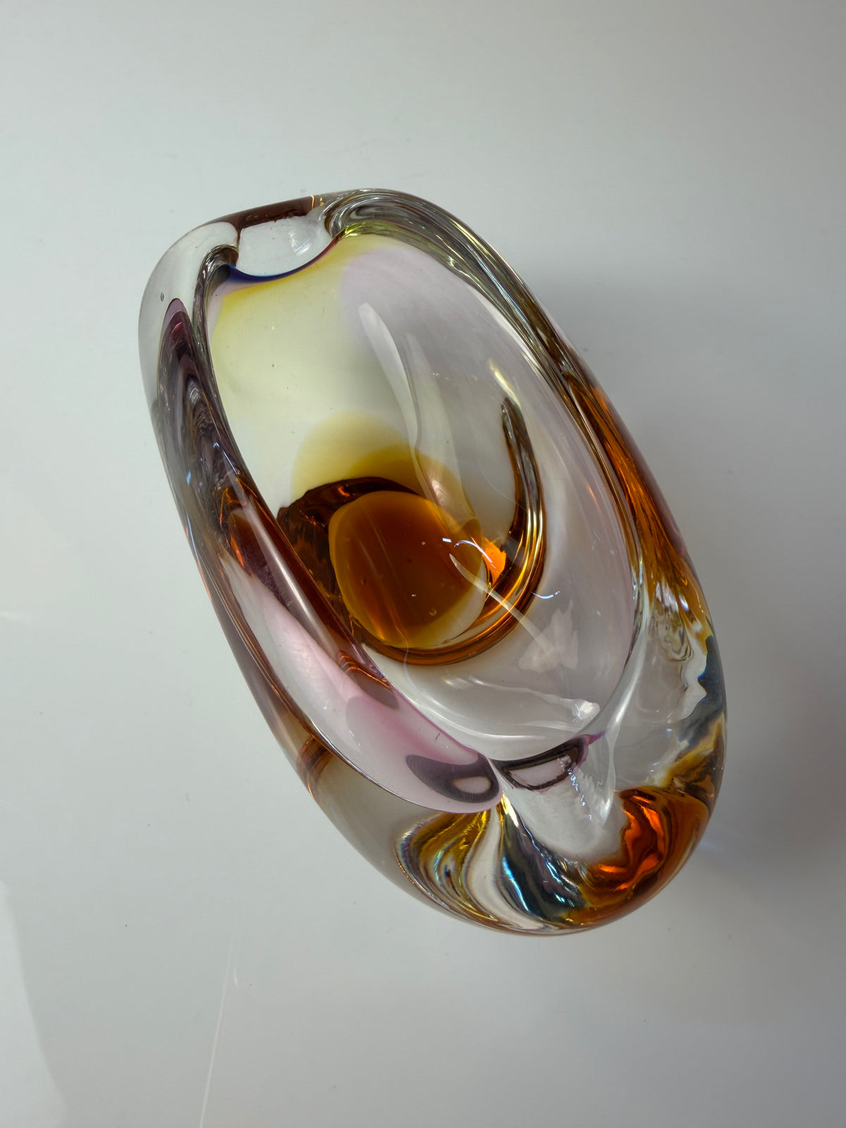 Aschenbecher rosa gelb Glas von Josef Rozinek für die Glashütte Nový Bor