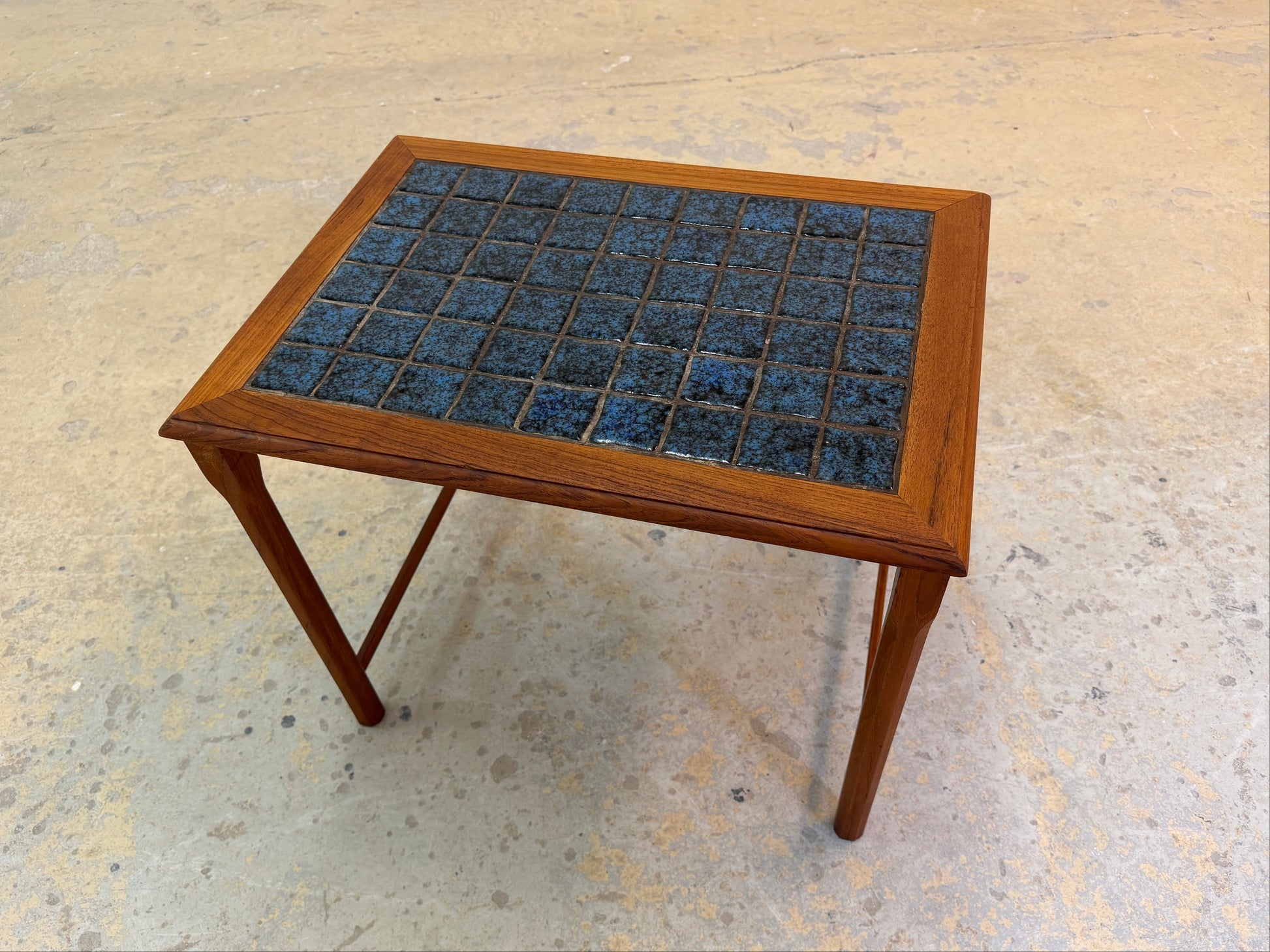 Beistelltisch Teak & blaue Fliesen aus Dänemark