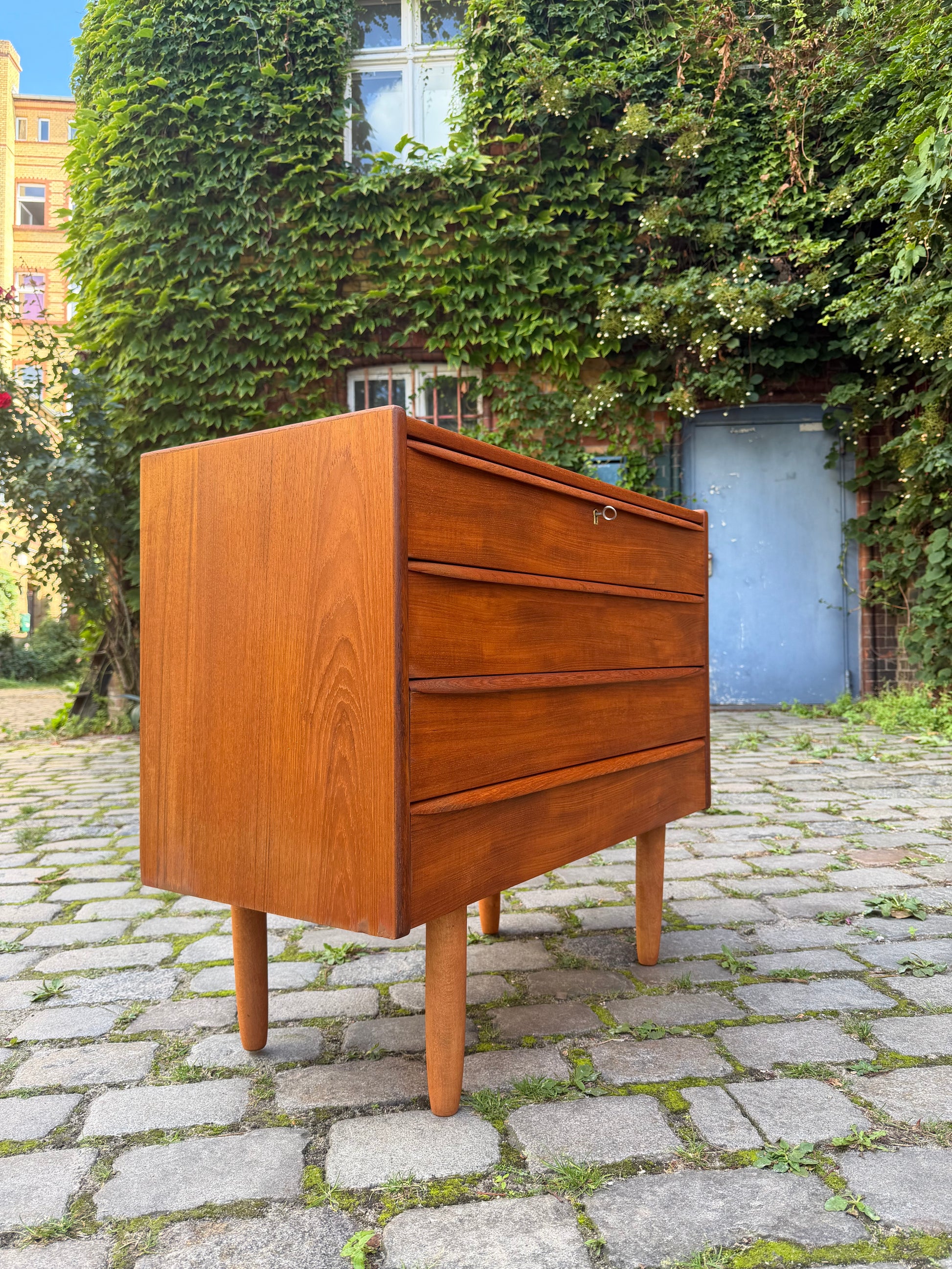 Kleine Kommode Teak mit Schloss aus Dänemark