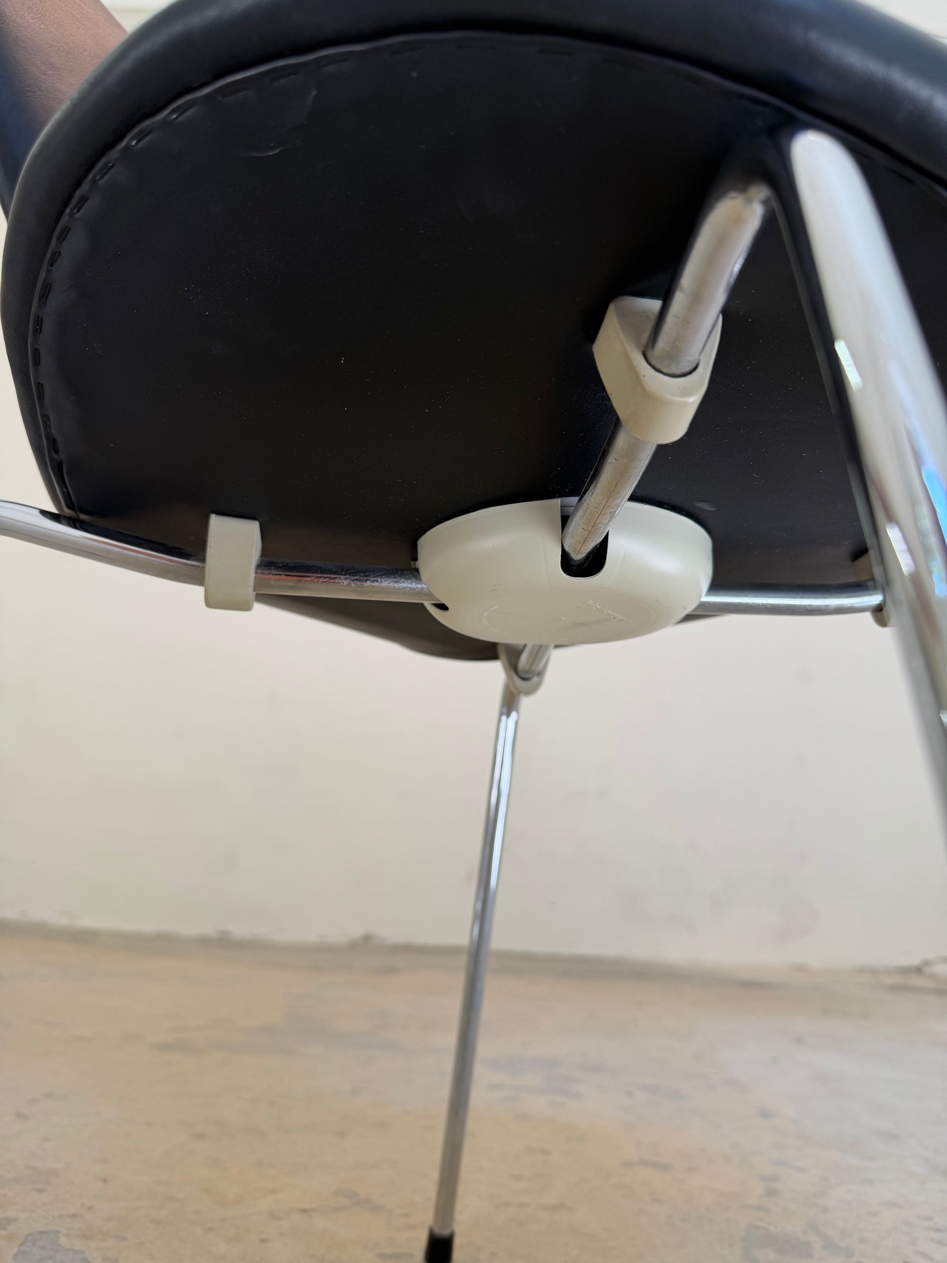 Polsterstuhl Serie 7 schwarz Echtleder von Arne Jacobsen für Fritz Hansen