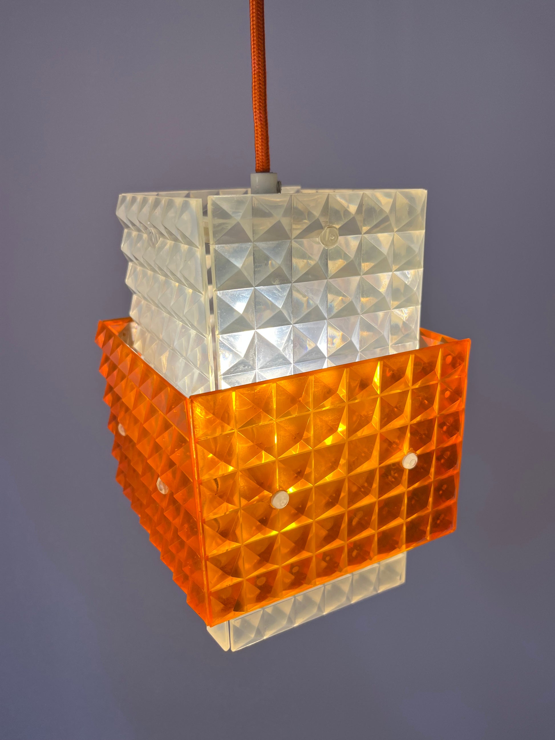 Hängelampe orange weiß mit Wabenstruktur aus der DDR