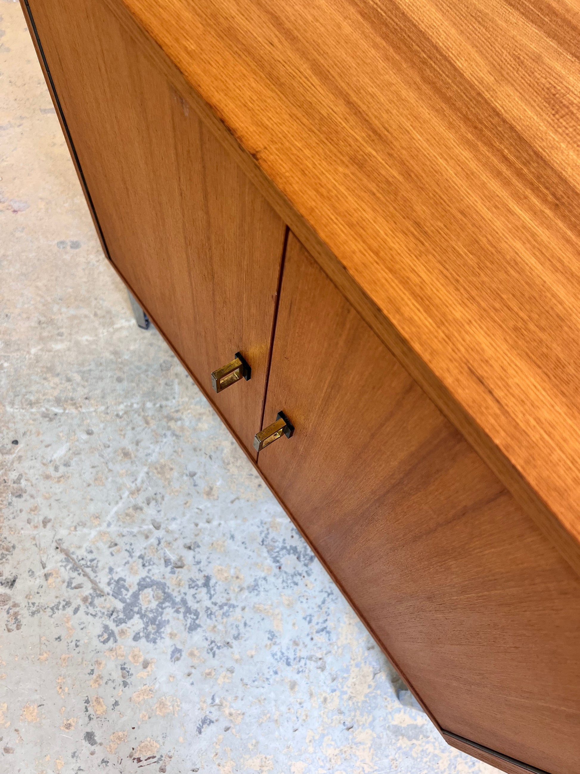 Schrank Esche mit neuen Chromfüßen