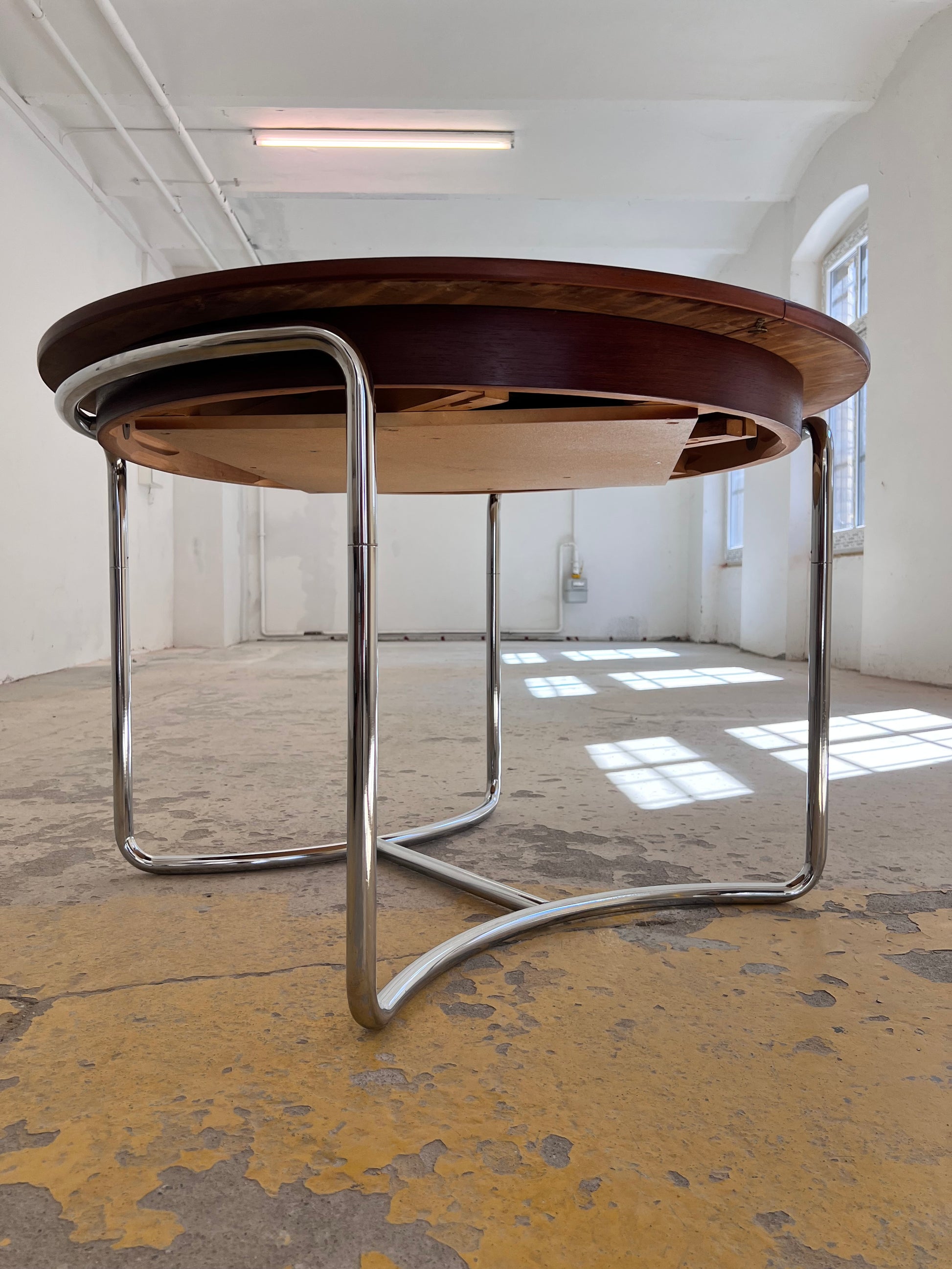 Runder Esstisch Chrom Nussbaum mit Butterfly Auszug