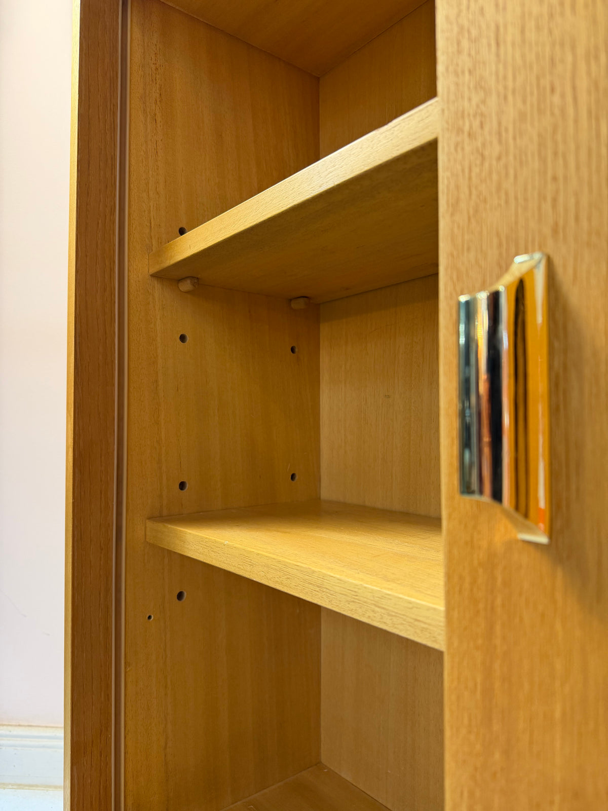 Schrank Esche mit Schiebetüren & neuen Chromfüßen von Hellerau