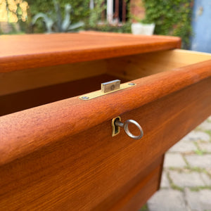 Kleine Kommode Teak mit Schloss aus Dänemark