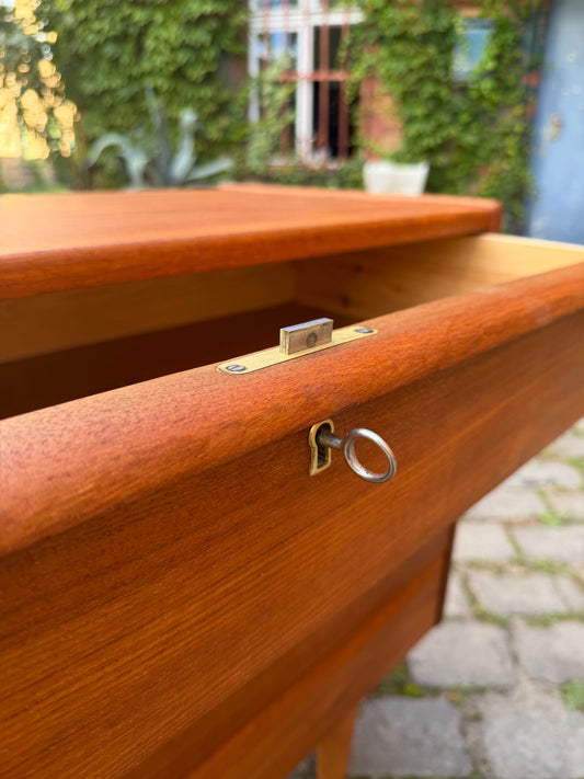 Kleine Kommode Teak mit Schloss aus Dänemark