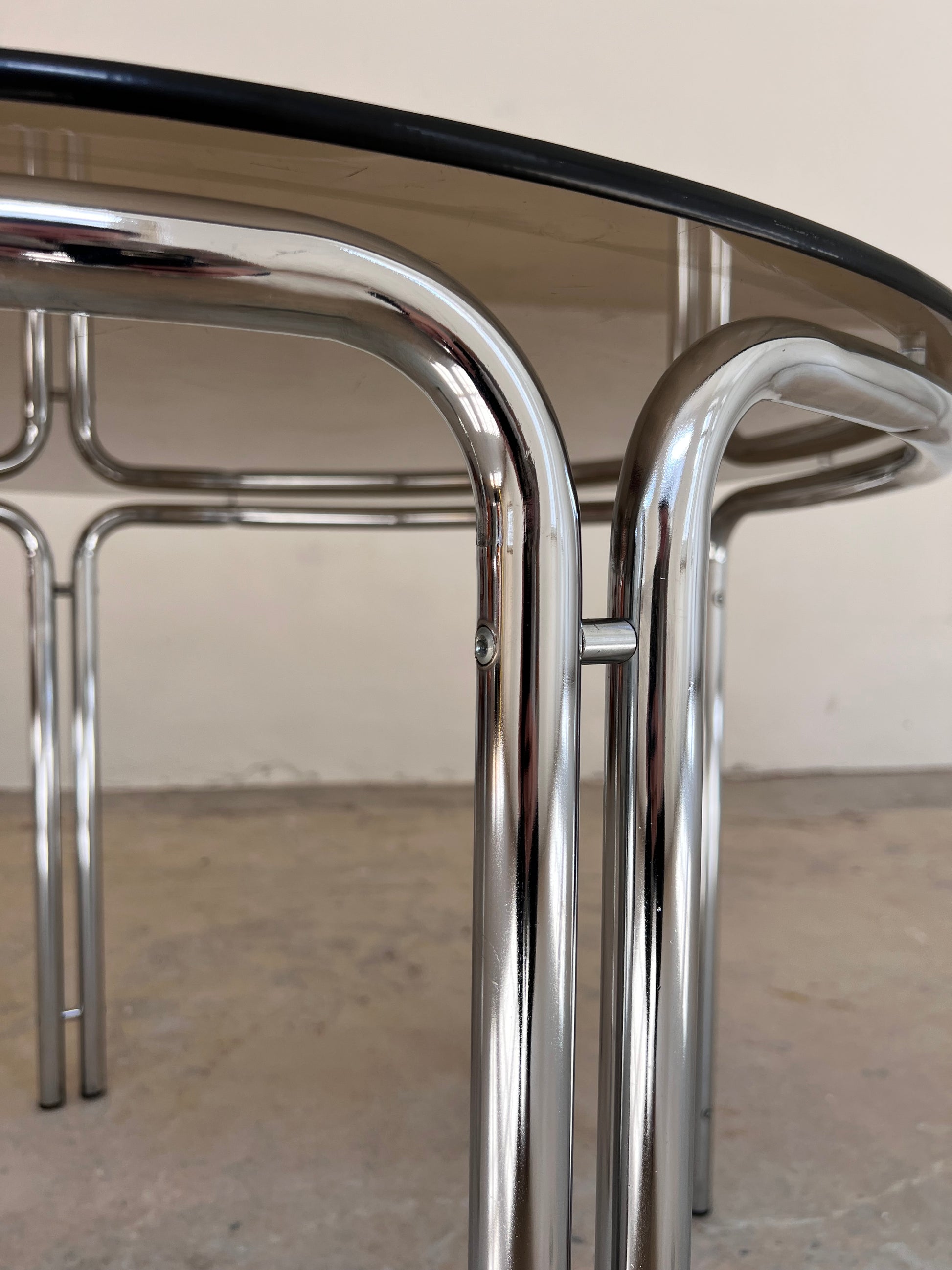 Runder Esstisch Chrom & getöntes Glas
