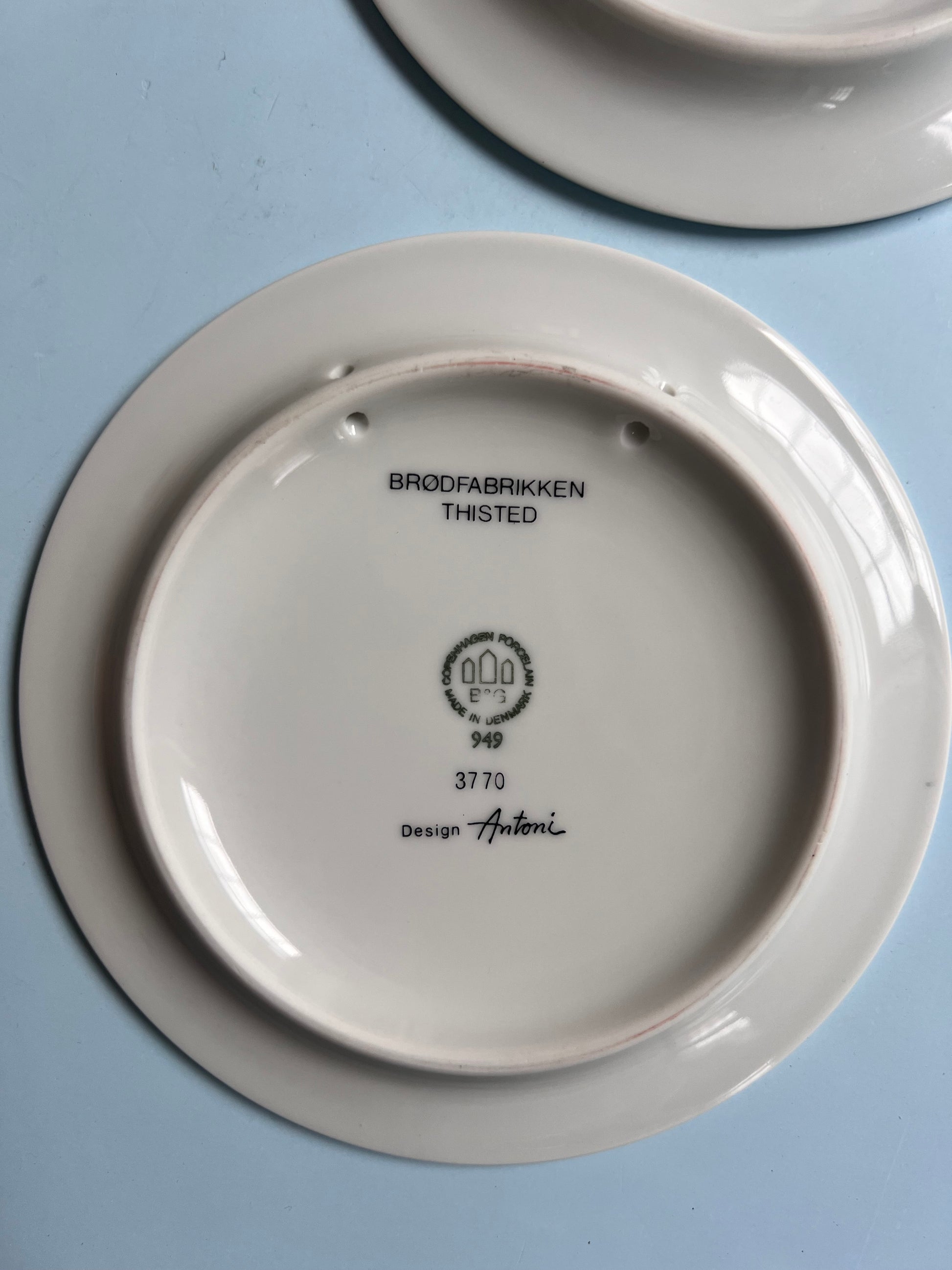 Set: 2x Sammelteller / Wandteller blau von Ib Antoni für Bing & Grøndahl