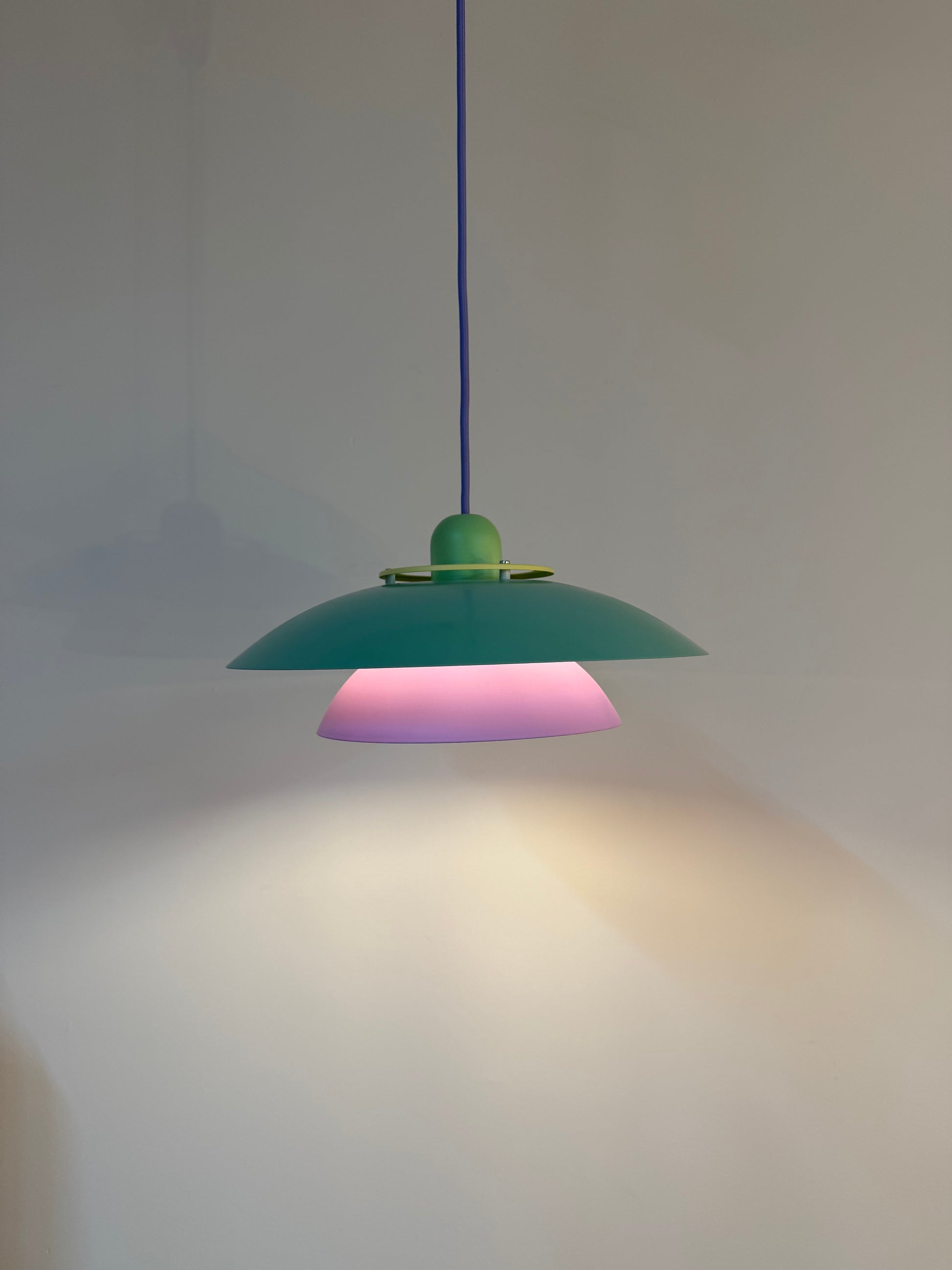 Lamellenlampe neu lackiert flieder türkis aus Dänemark