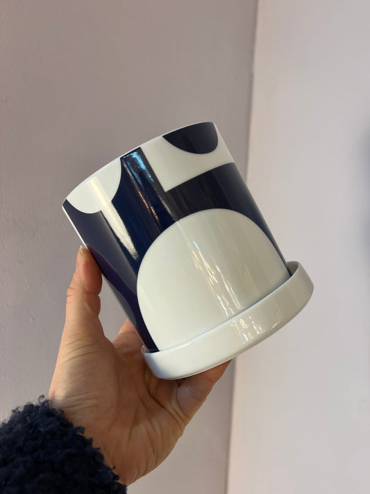 Blumentopf dunkelblau weiß mit "Geometry 1" Print von Verner Panton für Menu