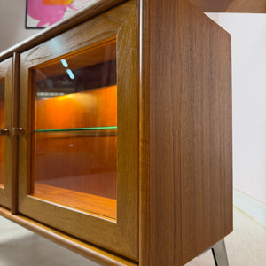 Kleine Vitrine mit Beleuchtung & neuen Chromfüßen von Dyrlund