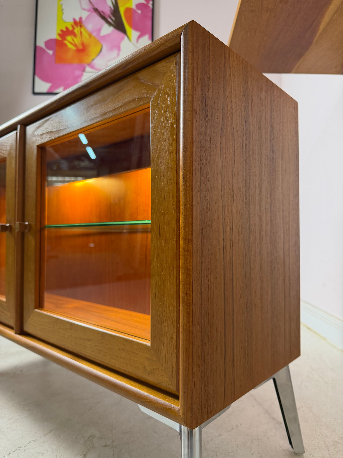 Kleine Vitrine mit Beleuchtung & neuen Chromfüßen von Dyrlund